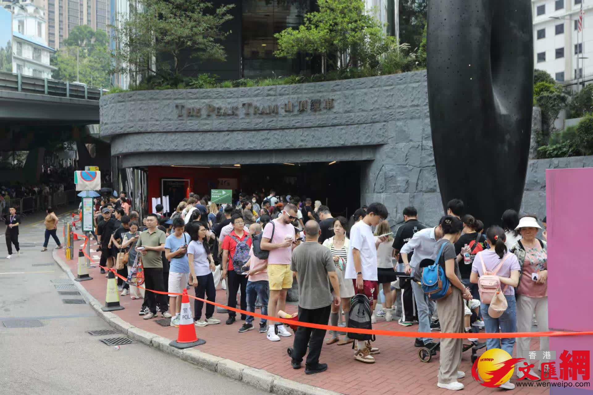 五一黃金周山頂纜車中環站排隊情況。(香港文匯報記者黃艾力攝) 五一黃金周山頂纜車中環站排隊情況。(香港文匯報記者黃艾力攝)