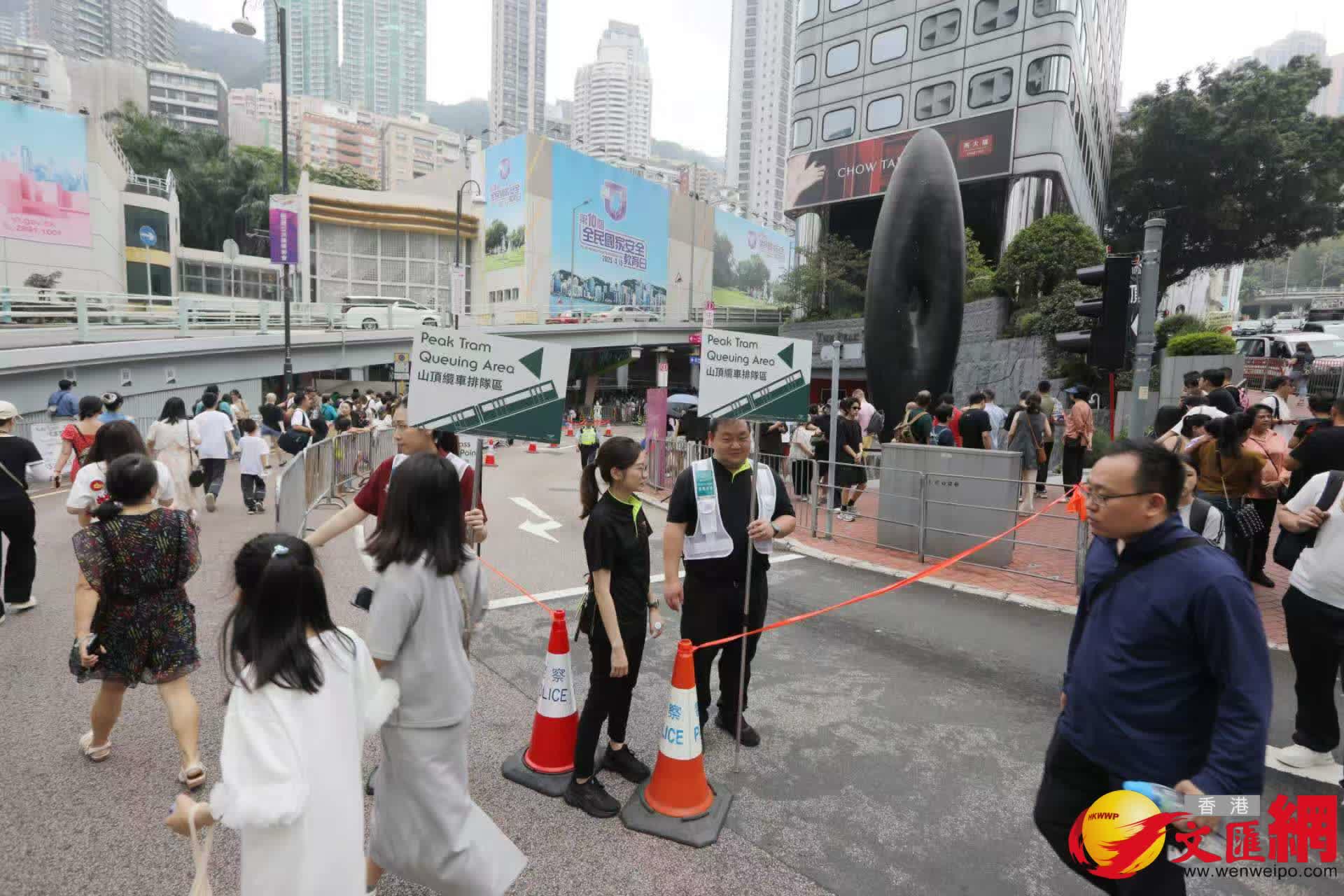 五一黃金周山頂纜車中環站排隊情況。(香港文匯報記者黃艾力攝) 五一黃金周山頂纜車中環站排隊情況。(香港文匯報記者黃艾力攝)
