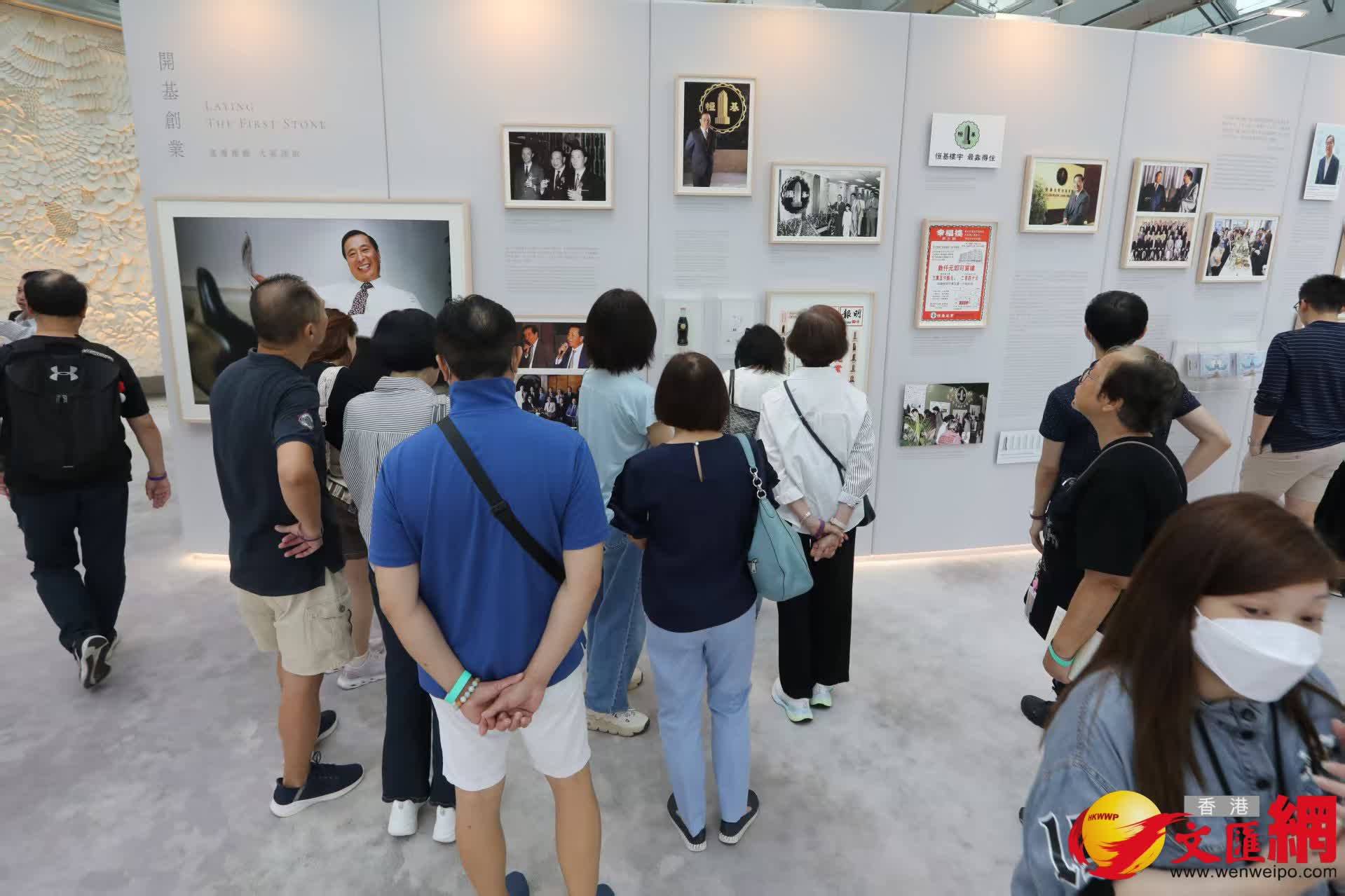 市民參觀《李兆基博士紀念展 — 和光同塵》。(香港文匯報記者黃艾力 攝) 市民參觀《李兆基博士紀念展 — 和光同塵》。(香港文匯報記者黃艾力 攝)