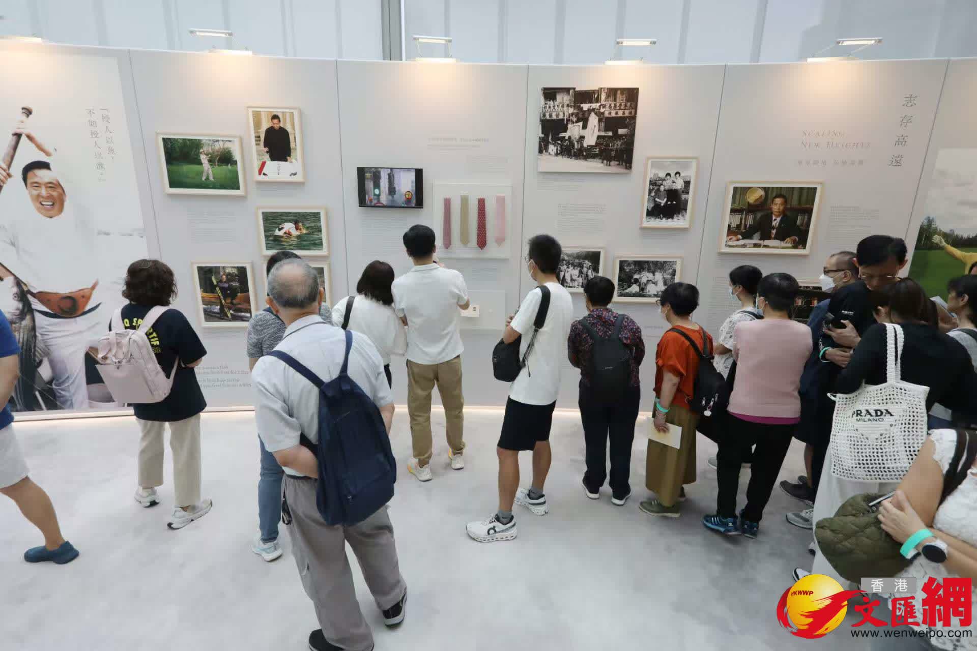 市民參觀《李兆基博士紀念展 — 和光同塵》。(香港文匯報記者黃艾力 攝) 市民參觀《李兆基博士紀念展 — 和光同塵》。(香港文匯報記者黃艾力 攝)