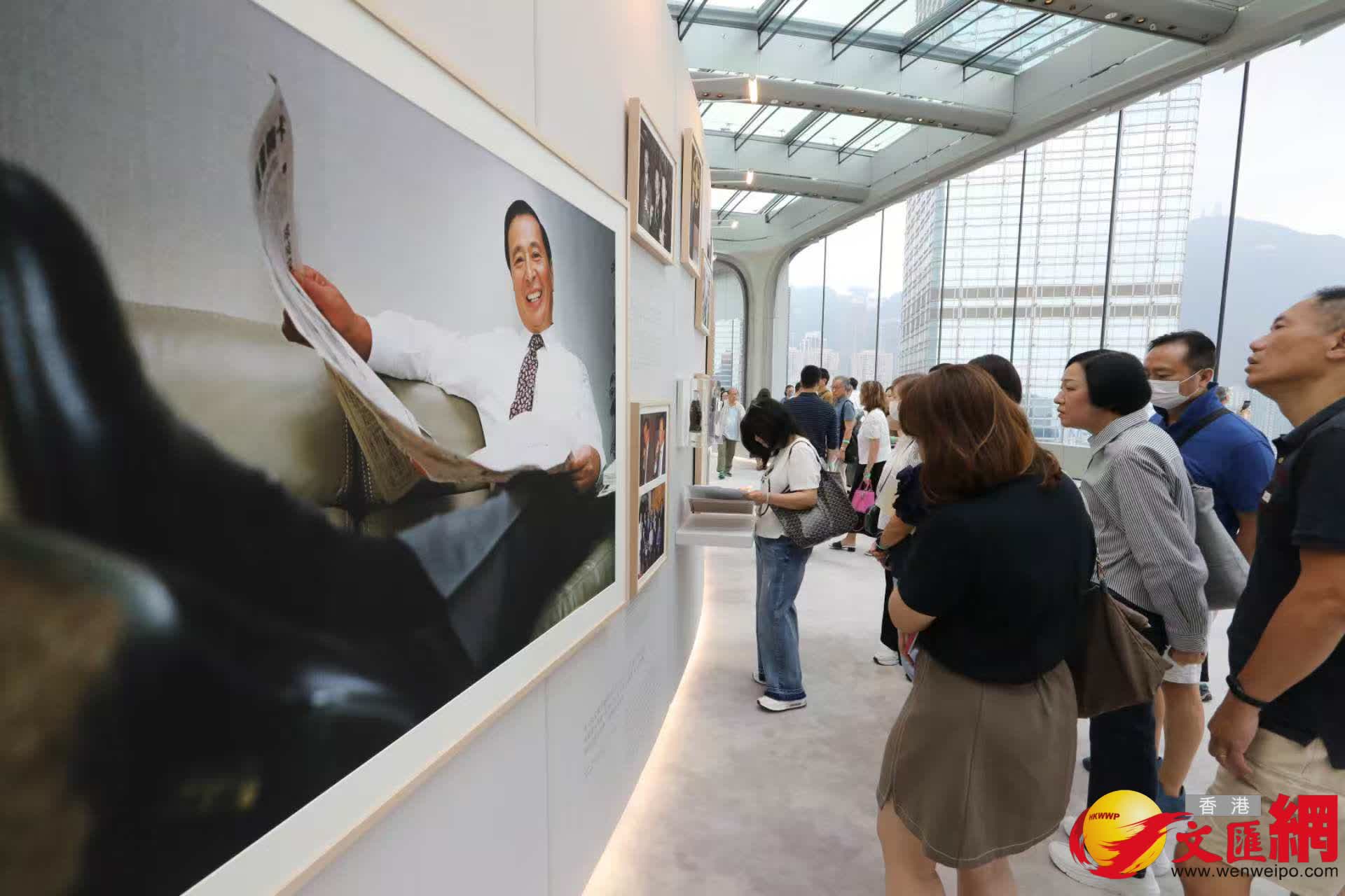 市民參觀《李兆基博士紀念展 — 和光同塵》。(香港文匯報記者黃艾力 攝) 市民參觀《李兆基博士紀念展 — 和光同塵》。(香港文匯報記者黃艾力 攝)