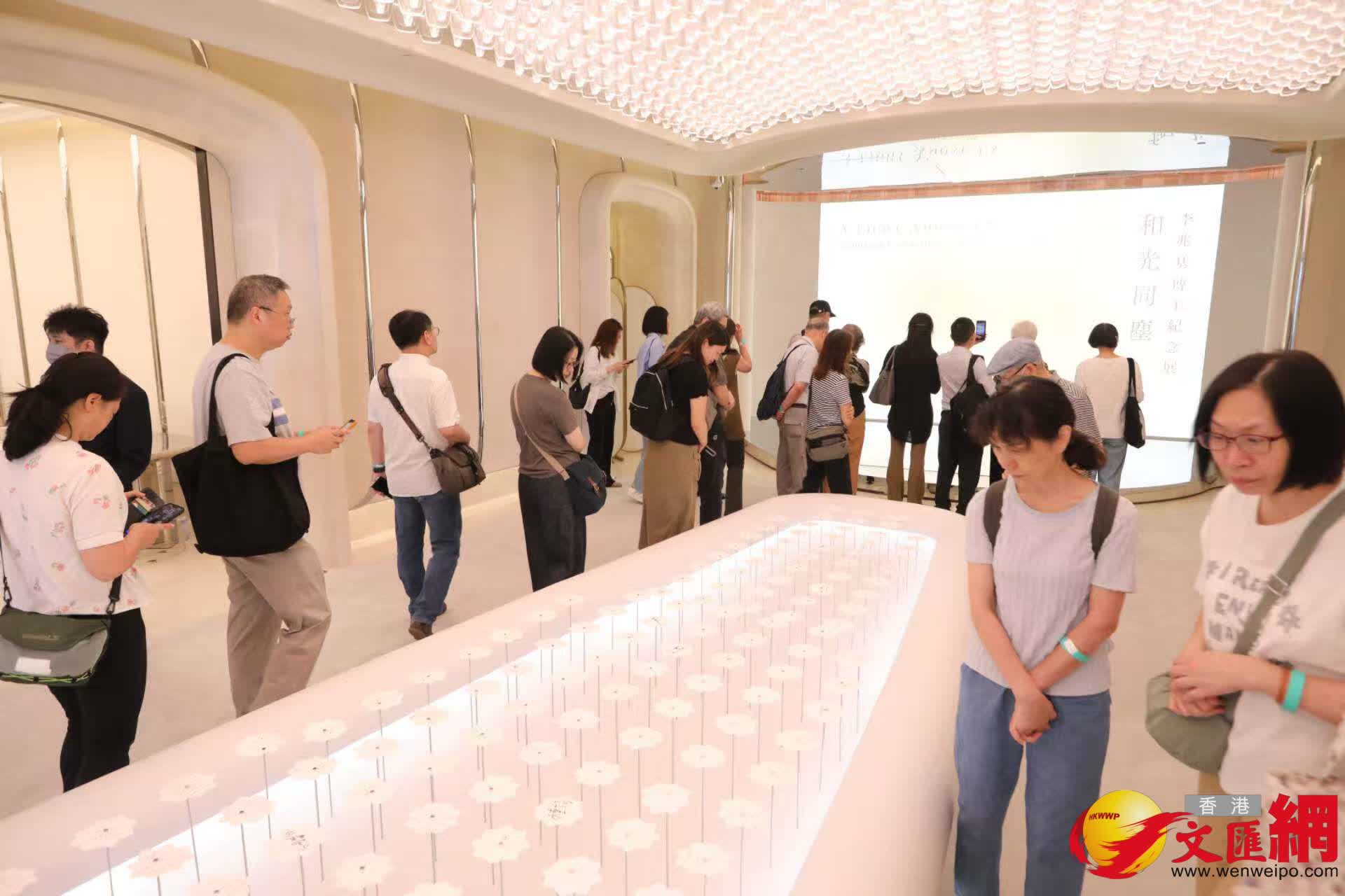 市民參觀《李兆基博士紀念展 — 和光同塵》。(香港文匯報記者黃艾力 攝) 市民參觀《李兆基博士紀念展 — 和光同塵》。(香港文匯報記者黃艾力 攝)