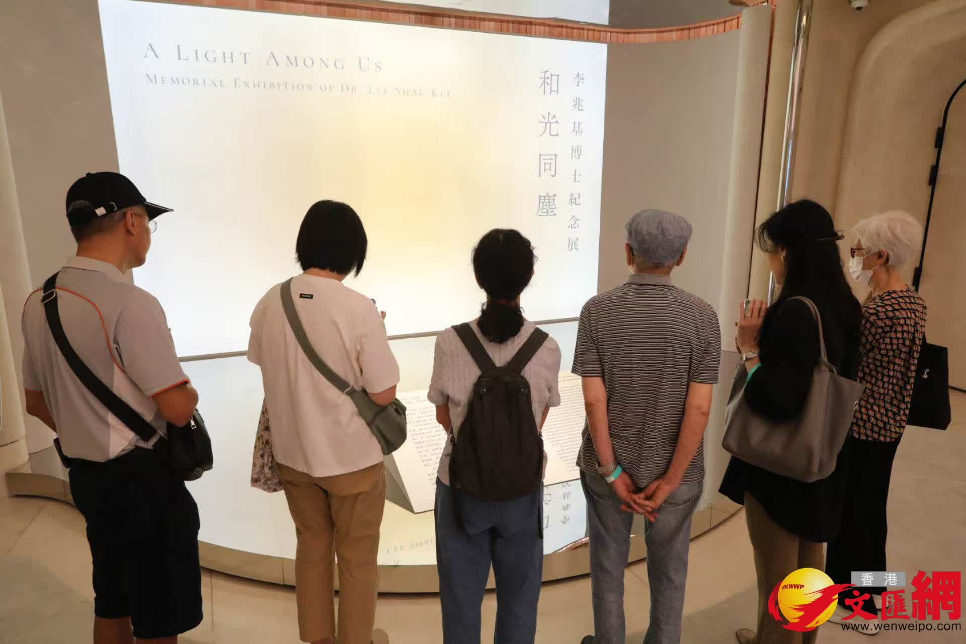 市民參觀《李兆基博士紀念展 — 和光同塵》。(香港文匯報記者黃艾力 攝) 市民參觀《李兆基博士紀念展 — 和光同塵》。(香港文匯報記者黃艾力 攝)
