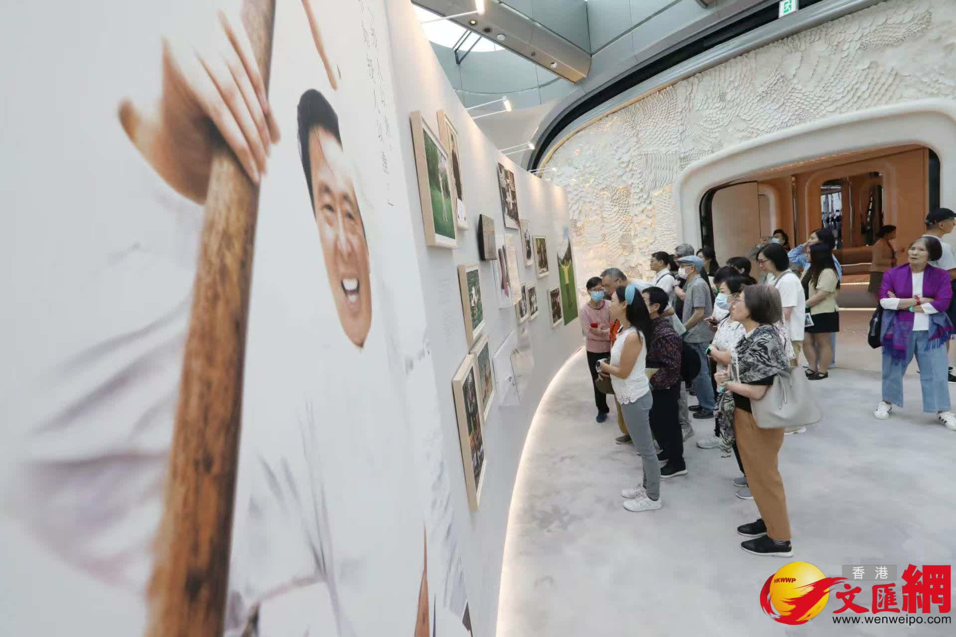 市民參觀《李兆基博士紀念展 — 和光同塵》。(香港文匯報記者黃艾力 攝) 市民參觀《李兆基博士紀念展 — 和光同塵》。(香港文匯報記者黃艾力 攝)