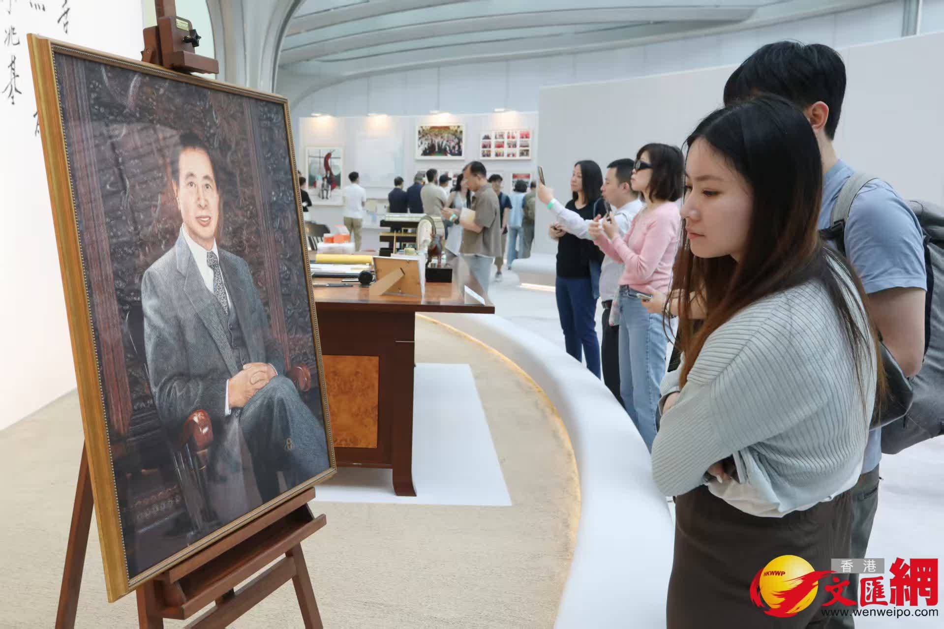 市民參觀《李兆基博士紀念展 — 和光同塵》。(香港文匯報記者黃艾力 攝) 市民參觀《李兆基博士紀念展 — 和光同塵》。(香港文匯報記者黃艾力 攝)