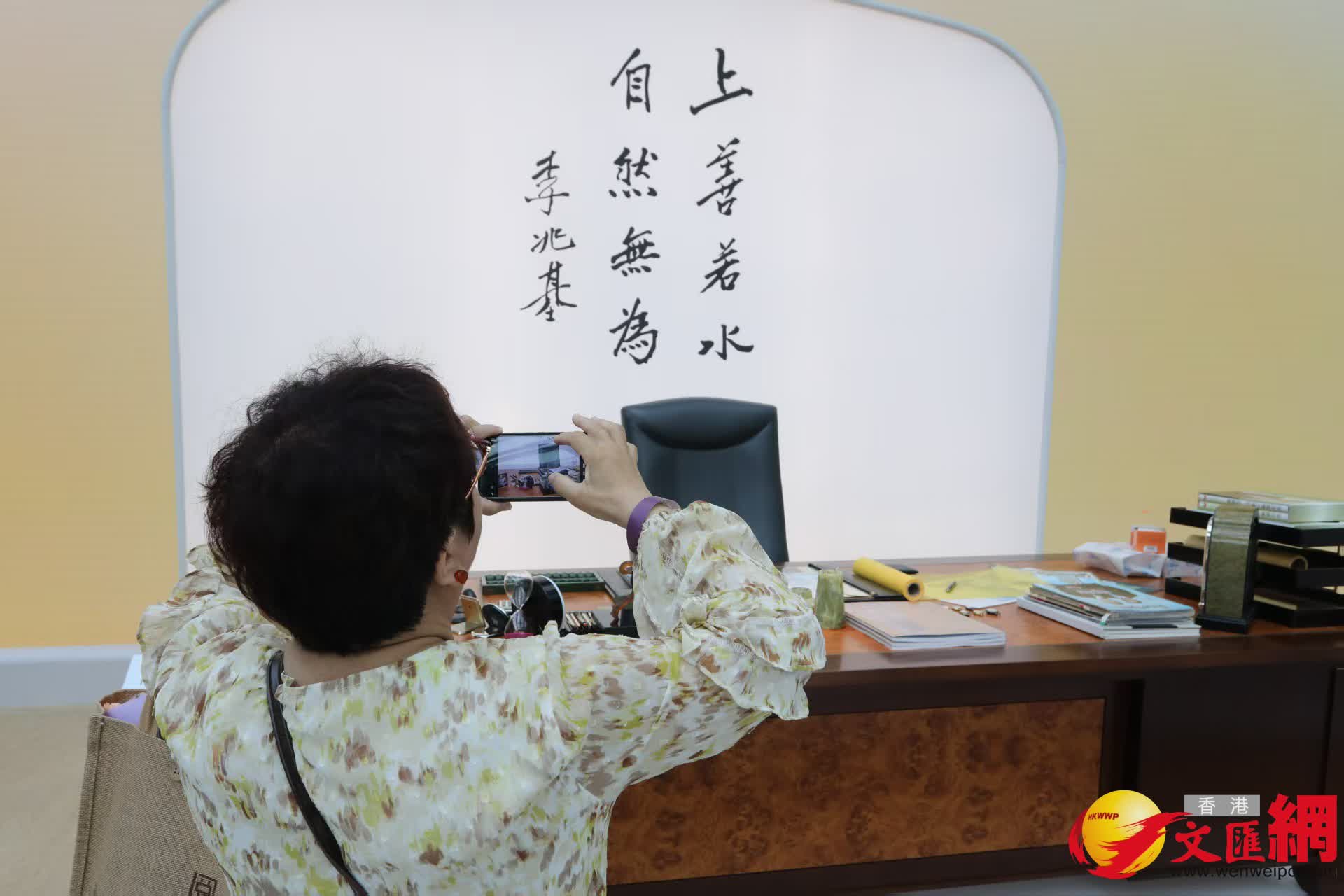 市民參觀《李兆基博士紀念展 — 和光同塵》。(香港文匯報記者黃艾力 攝) 市民參觀《李兆基博士紀念展 — 和光同塵》。(香港文匯報記者黃艾力 攝)