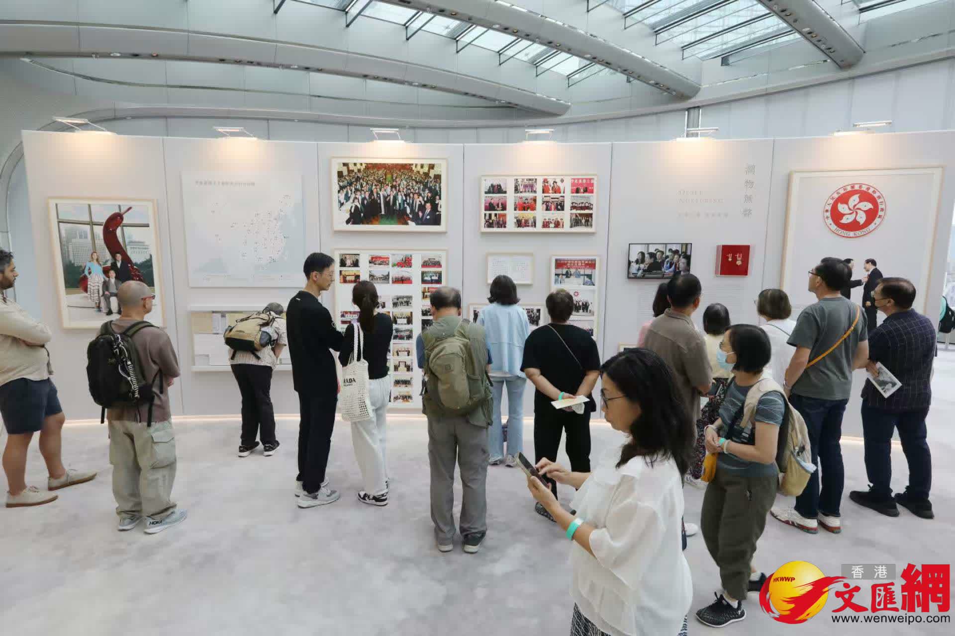 市民參觀《李兆基博士紀念展 — 和光同塵》。(香港文匯報記者黃艾力 攝) 市民參觀《李兆基博士紀念展 — 和光同塵》。(香港文匯報記者黃艾力 攝)