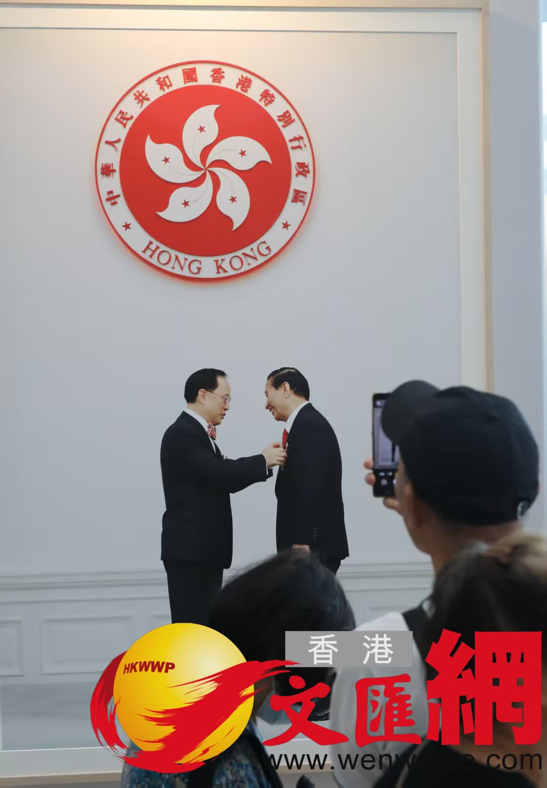 市民參觀《李兆基博士紀念展 — 和光同塵》。(香港文匯報記者黃艾力 攝) 市民參觀《李兆基博士紀念展 — 和光同塵》。(香港文匯報記者黃艾力 攝)