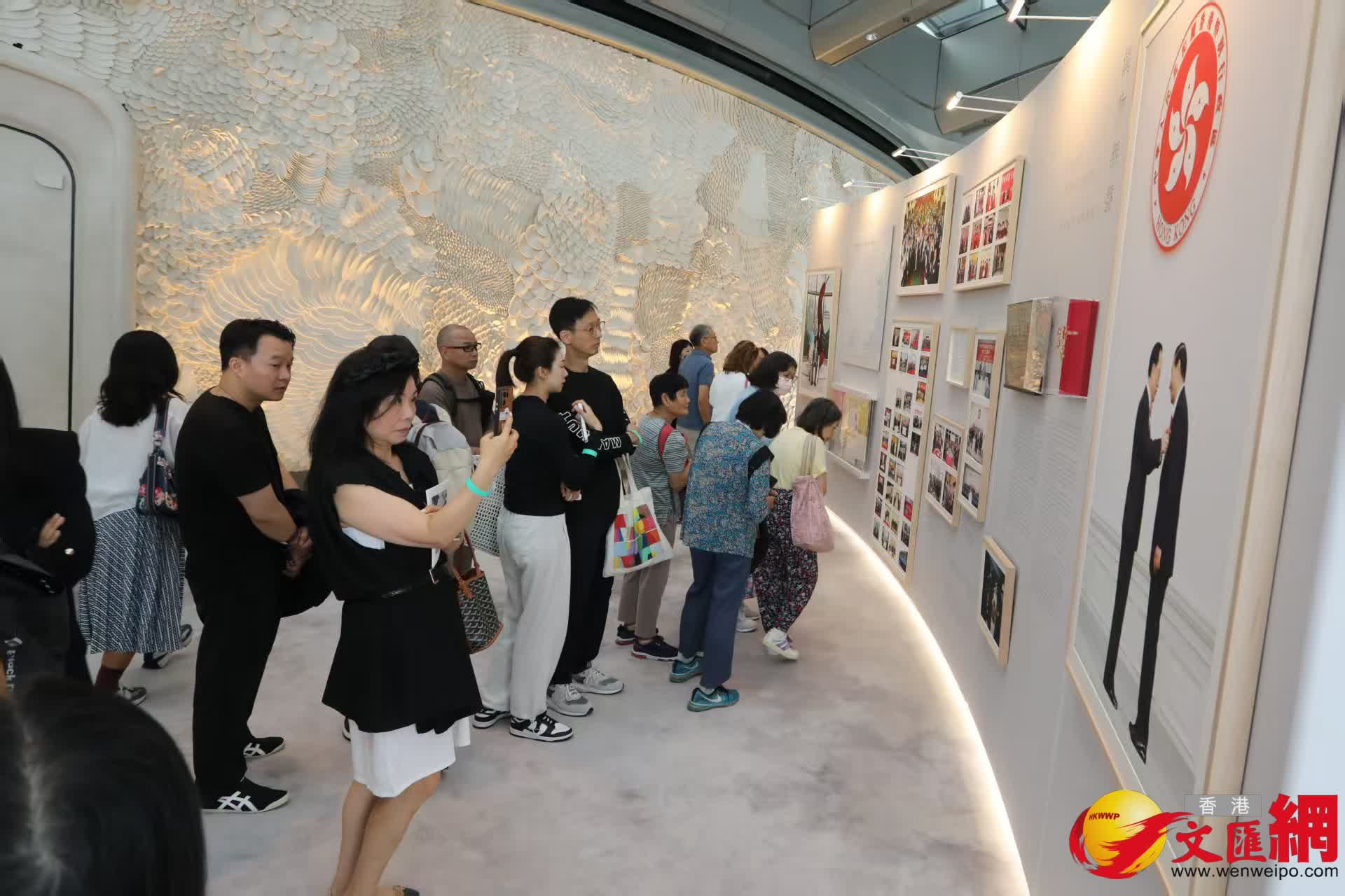 市民參觀《李兆基博士紀念展 — 和光同塵》。(香港文匯報記者黃艾力 攝) 市民參觀《李兆基博士紀念展 — 和光同塵》。(香港文匯報記者黃艾力 攝)
