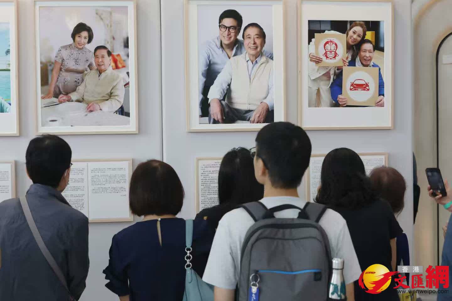 市民參觀《李兆基博士紀念展 — 和光同塵》。(香港文匯報記者黃艾力 攝) 市民參觀《李兆基博士紀念展 — 和光同塵》。(香港文匯報記者黃艾力 攝)