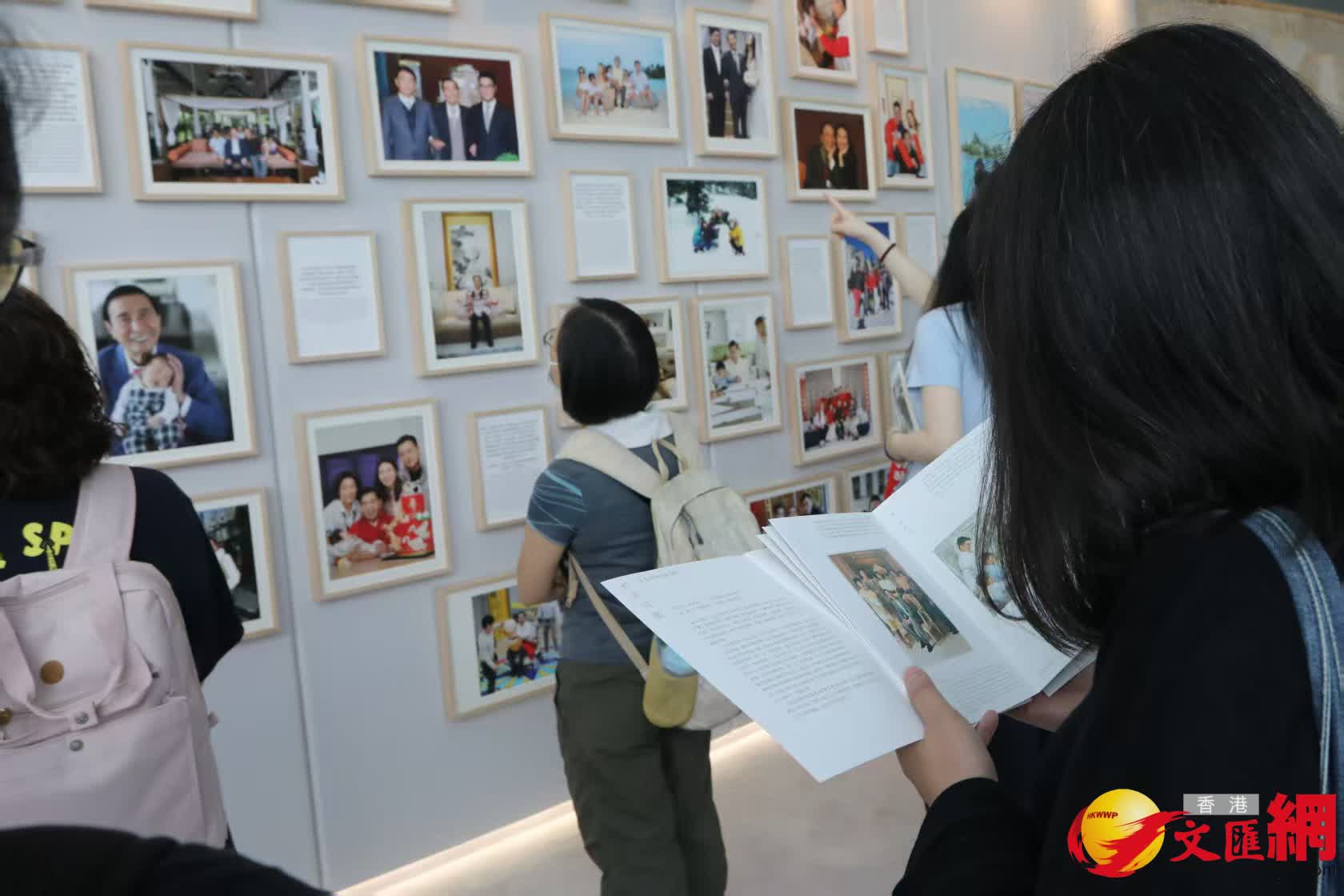 市民參觀《李兆基博士紀念展 — 和光同塵》。(香港文匯報記者黃艾力 攝) 市民參觀《李兆基博士紀念展 — 和光同塵》。(香港文匯報記者黃艾力 攝)
