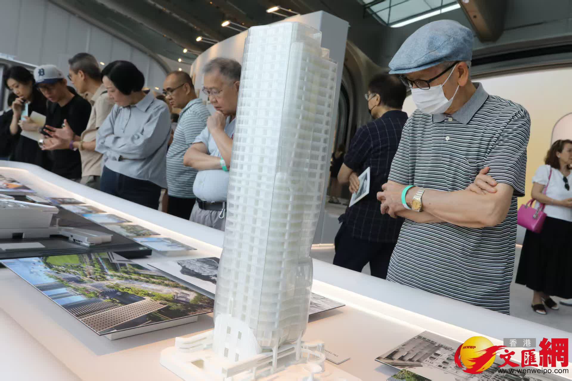 市民參觀《李兆基博士紀念展 — 和光同塵》。(香港文匯報記者黃艾力 攝) 市民參觀《李兆基博士紀念展 — 和光同塵》。(香港文匯報記者黃艾力 攝)