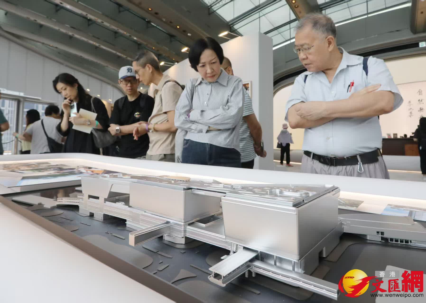 市民參觀《李兆基博士紀念展 — 和光同塵》。(香港文匯報記者黃艾力 攝) 市民參觀《李兆基博士紀念展 — 和光同塵》。(香港文匯報記者黃艾力 攝)
