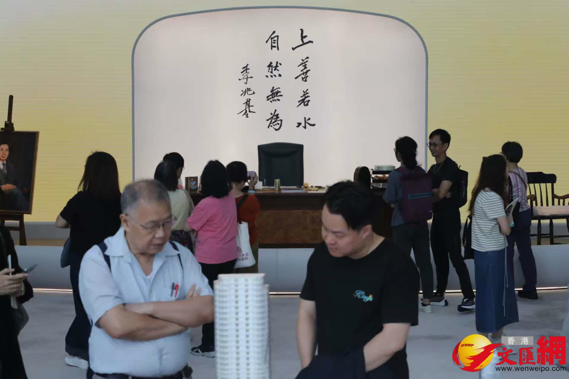 市民參觀《李兆基博士紀念展 — 和光同塵》。(香港文匯報記者黃艾力 攝) 市民參觀《李兆基博士紀念展 — 和光同塵》。(香港文匯報記者黃艾力 攝)