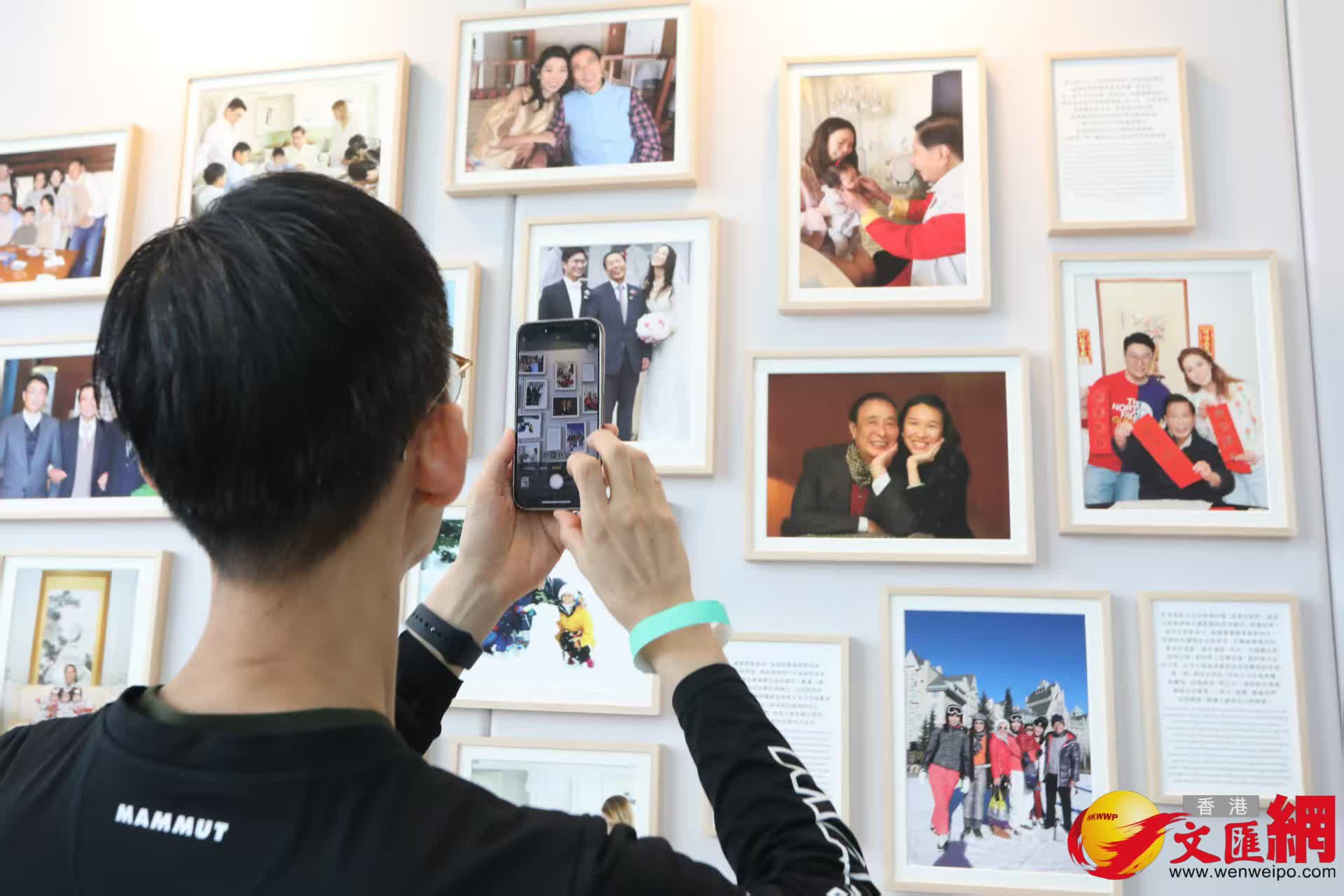 市民參觀《李兆基博士紀念展 — 和光同塵》。(香港文匯報記者黃艾力 攝) 市民參觀《李兆基博士紀念展 — 和光同塵》。(香港文匯報記者黃艾力 攝)