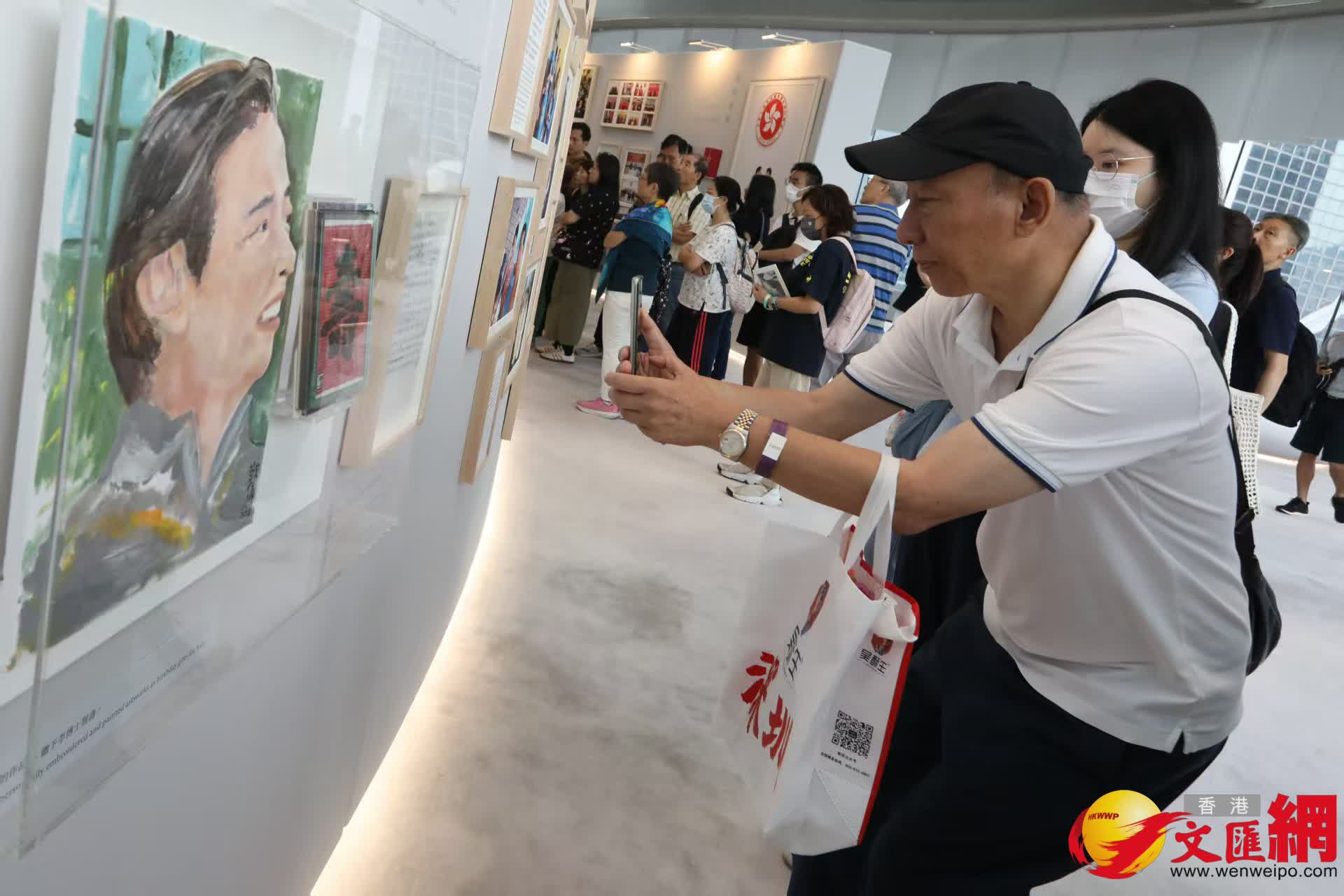 市民參觀《李兆基博士紀念展 — 和光同塵》。(香港文匯報記者黃艾力 攝) 市民參觀《李兆基博士紀念展 — 和光同塵》。(香港文匯報記者黃艾力 攝)