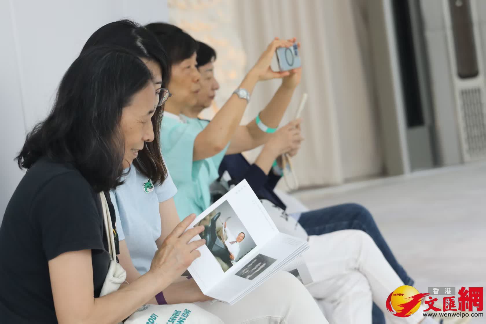 市民參觀《李兆基博士紀念展 — 和光同塵》。(香港文匯報記者黃艾力 攝) 市民參觀《李兆基博士紀念展 — 和光同塵》。(香港文匯報記者黃艾力 攝)