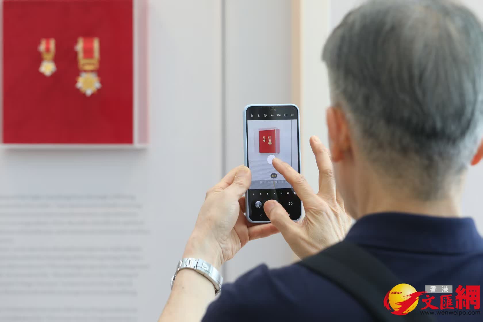 市民參觀《李兆基博士紀念展 — 和光同塵》。(香港文匯報記者黃艾力 攝) 市民參觀《李兆基博士紀念展 — 和光同塵》。(香港文匯報記者黃艾力 攝)