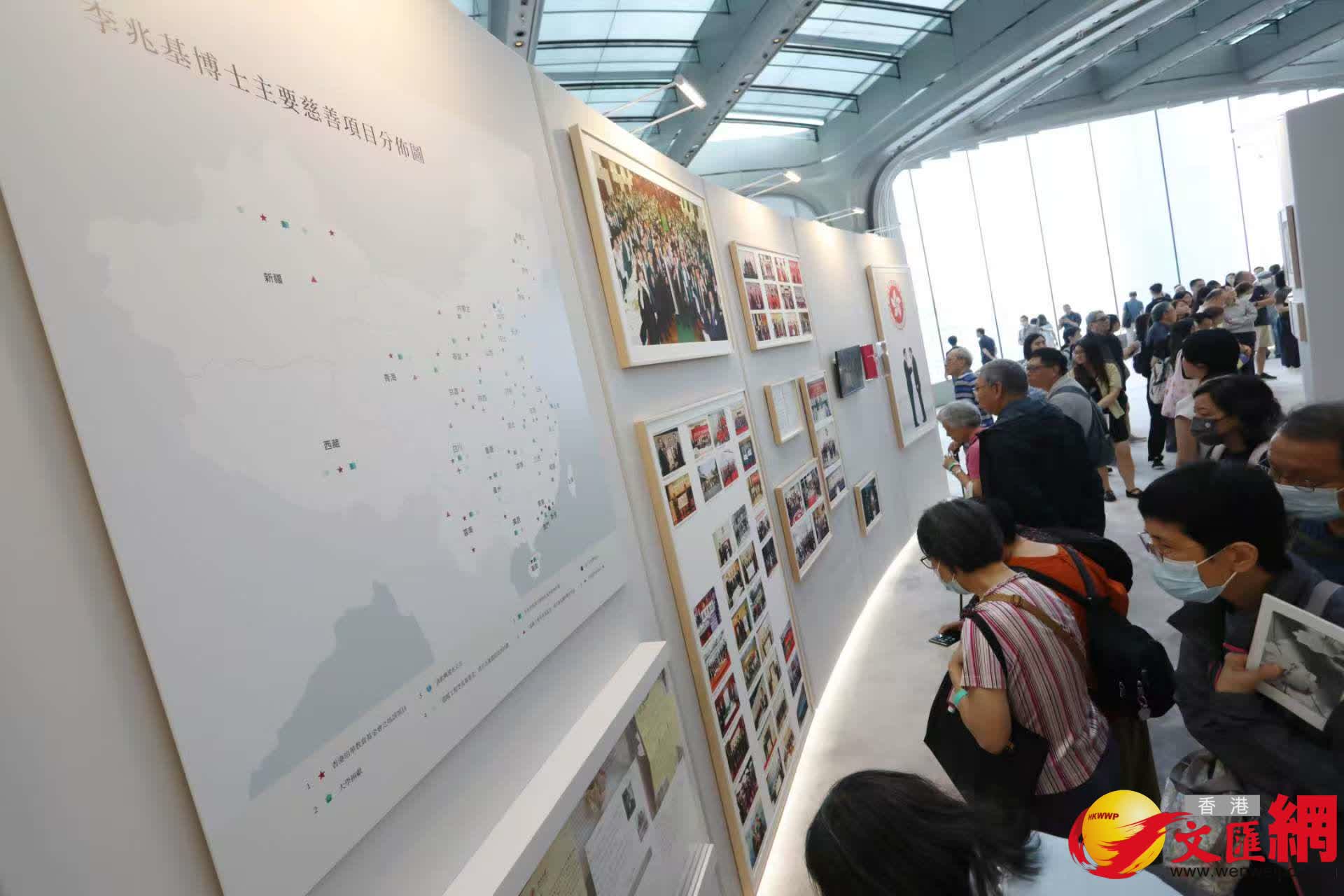 市民參觀《李兆基博士紀念展 — 和光同塵》。(香港文匯報記者黃艾力 攝) 市民參觀《李兆基博士紀念展 — 和光同塵》。(香港文匯報記者黃艾力 攝)