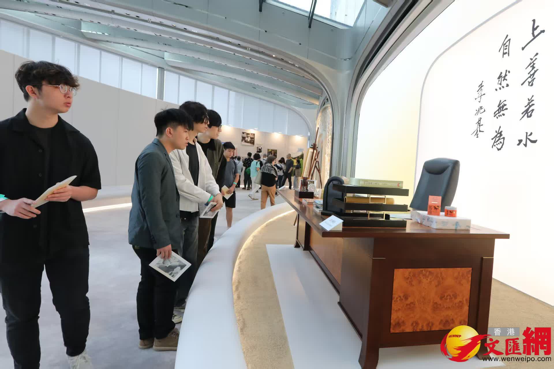 市民參觀《李兆基博士紀念展 — 和光同塵》。(香港文匯報記者黃艾力 攝) 市民參觀《李兆基博士紀念展 — 和光同塵》。(香港文匯報記者黃艾力 攝)