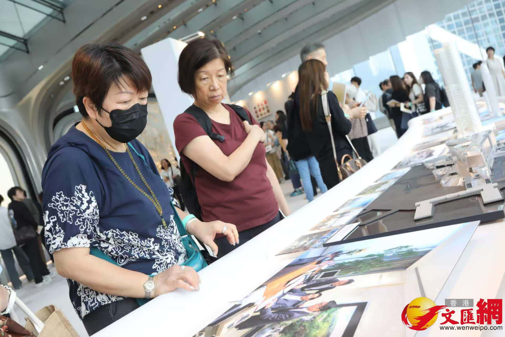 市民參觀《李兆基博士紀念展 — 和光同塵》。(香港文匯報記者黃艾力 攝) 市民參觀《李兆基博士紀念展 — 和光同塵》。(香港文匯報記者黃艾力 攝)