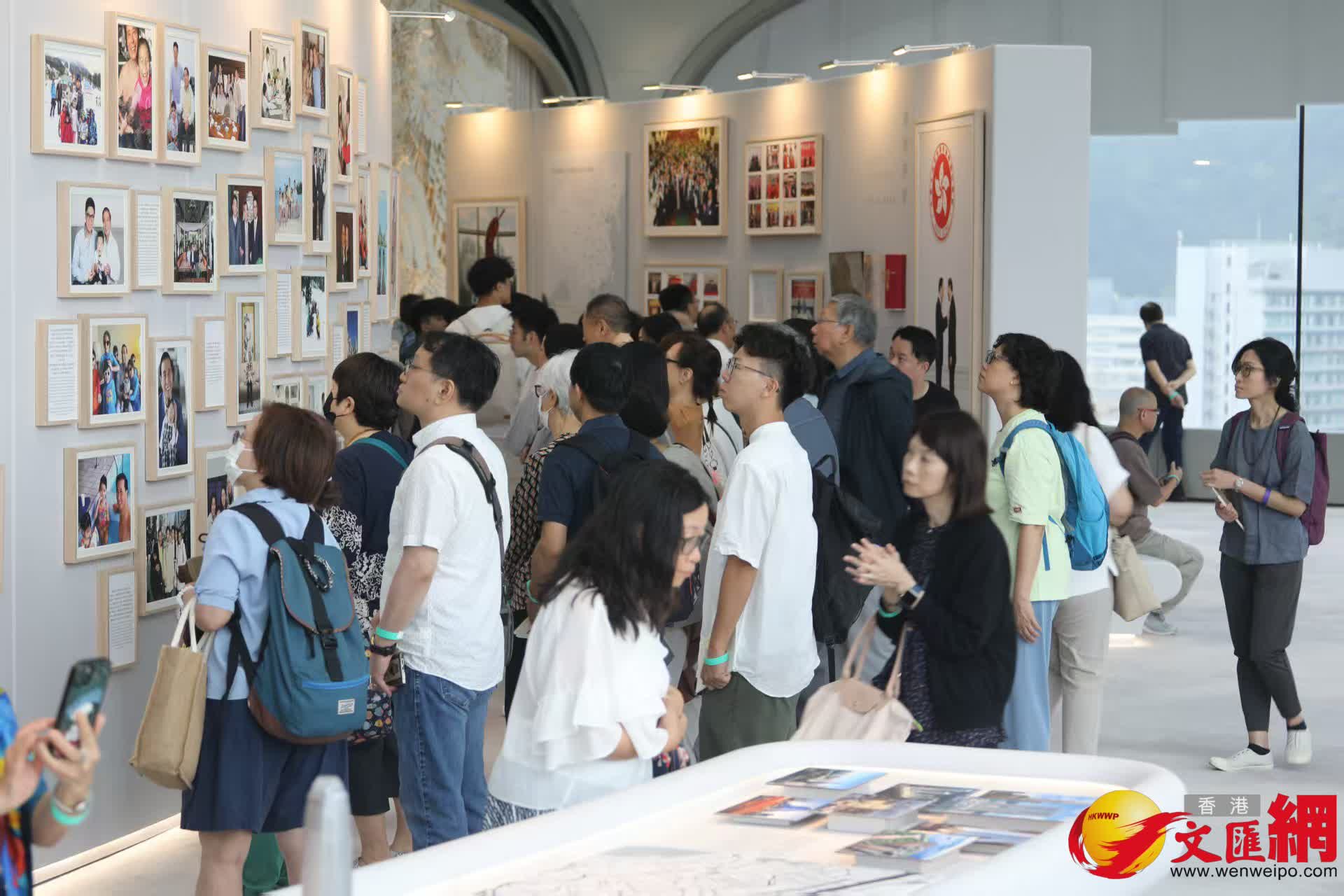 市民參觀《李兆基博士紀念展 — 和光同塵》。(香港文匯報記者黃艾力 攝) 市民參觀《李兆基博士紀念展 — 和光同塵》。(香港文匯報記者黃艾力 攝)