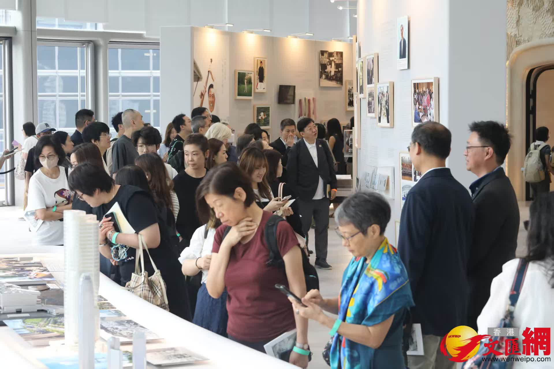 市民參觀《李兆基博士紀念展 — 和光同塵》。(香港文匯報記者黃艾力 攝) 市民參觀《李兆基博士紀念展 — 和光同塵》。(香港文匯報記者黃艾力 攝)