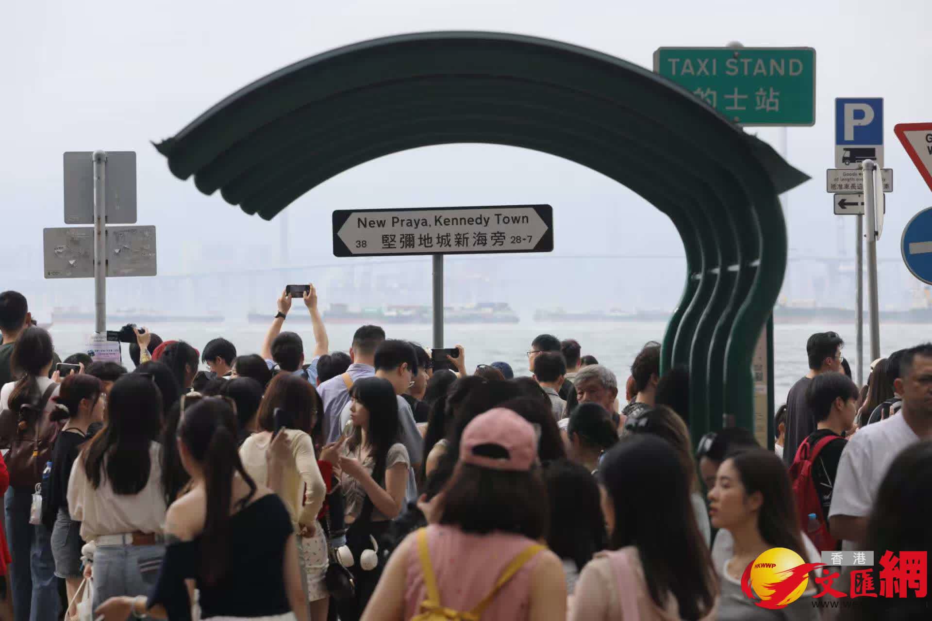 五一黃金周堅尼地城海旁旅客遊玩情況。(香港文匯報記者黃艾力 攝) 五一黃金周堅尼地城海旁旅客遊玩情況。(香港文匯報記者黃艾力 攝)
