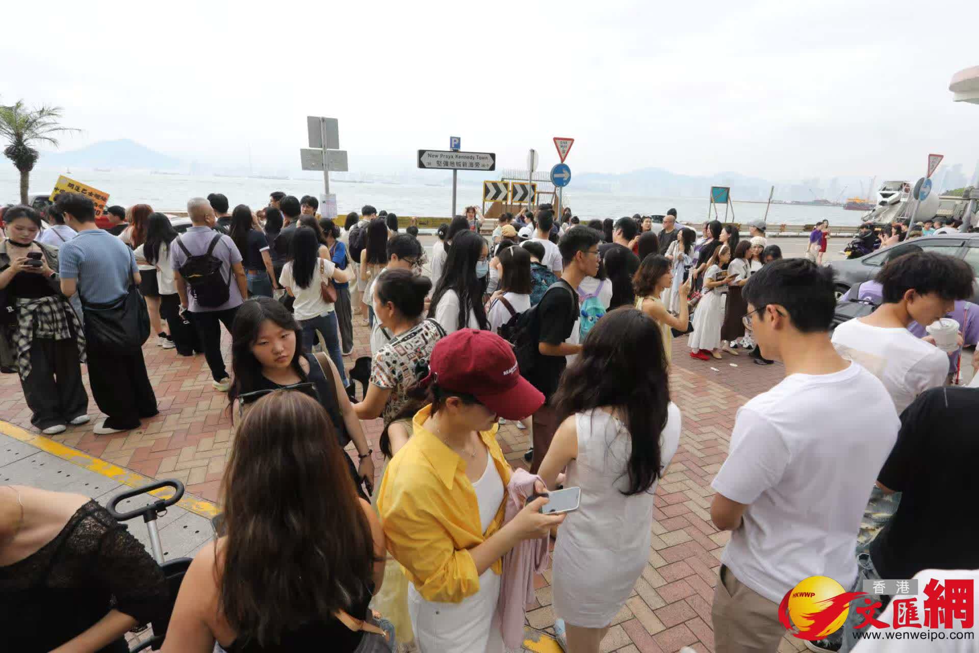五一黃金周堅尼地城海旁旅客遊玩情況。(香港文匯報記者黃艾力 攝) 五一黃金周堅尼地城海旁旅客遊玩情況。(香港文匯報記者黃艾力 攝)