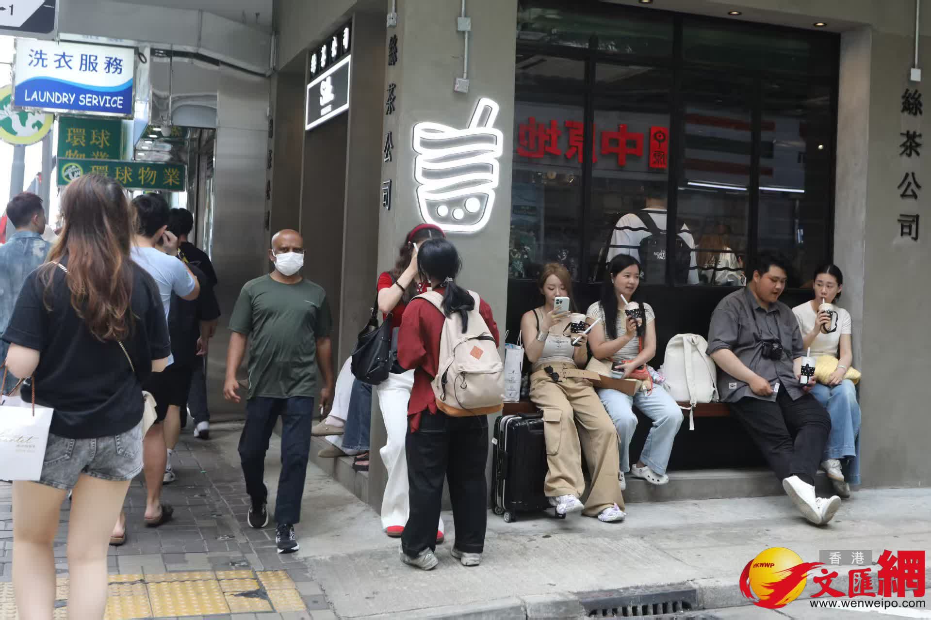 五一黃金周堅尼地城海旁旅客遊玩情況。(香港文匯報記者黃艾力 攝) 五一黃金周堅尼地城海旁旅客遊玩情況。(香港文匯報記者黃艾力 攝)