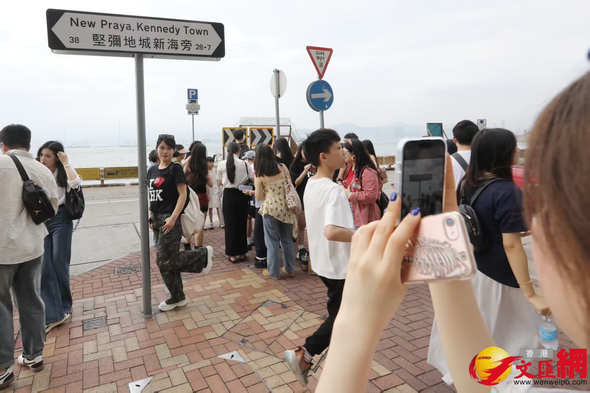 五一黃金周堅尼地城海旁旅客遊玩情況。(香港文匯報記者黃艾力 攝) 五一黃金周堅尼地城海旁旅客遊玩情況。(香港文匯報記者黃艾力 攝)