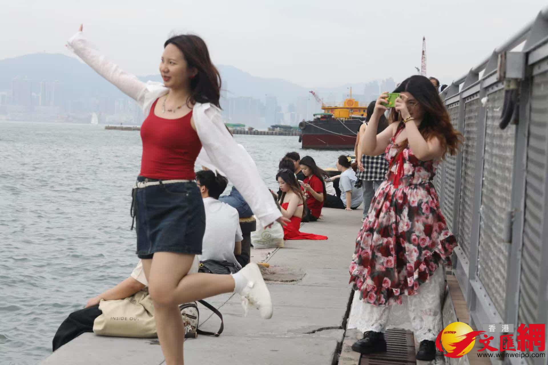 五一黃金周堅尼地城海旁旅客遊玩情況。(香港文匯報記者黃艾力 攝) 五一黃金周堅尼地城海旁旅客遊玩情況。(香港文匯報記者黃艾力 攝)
