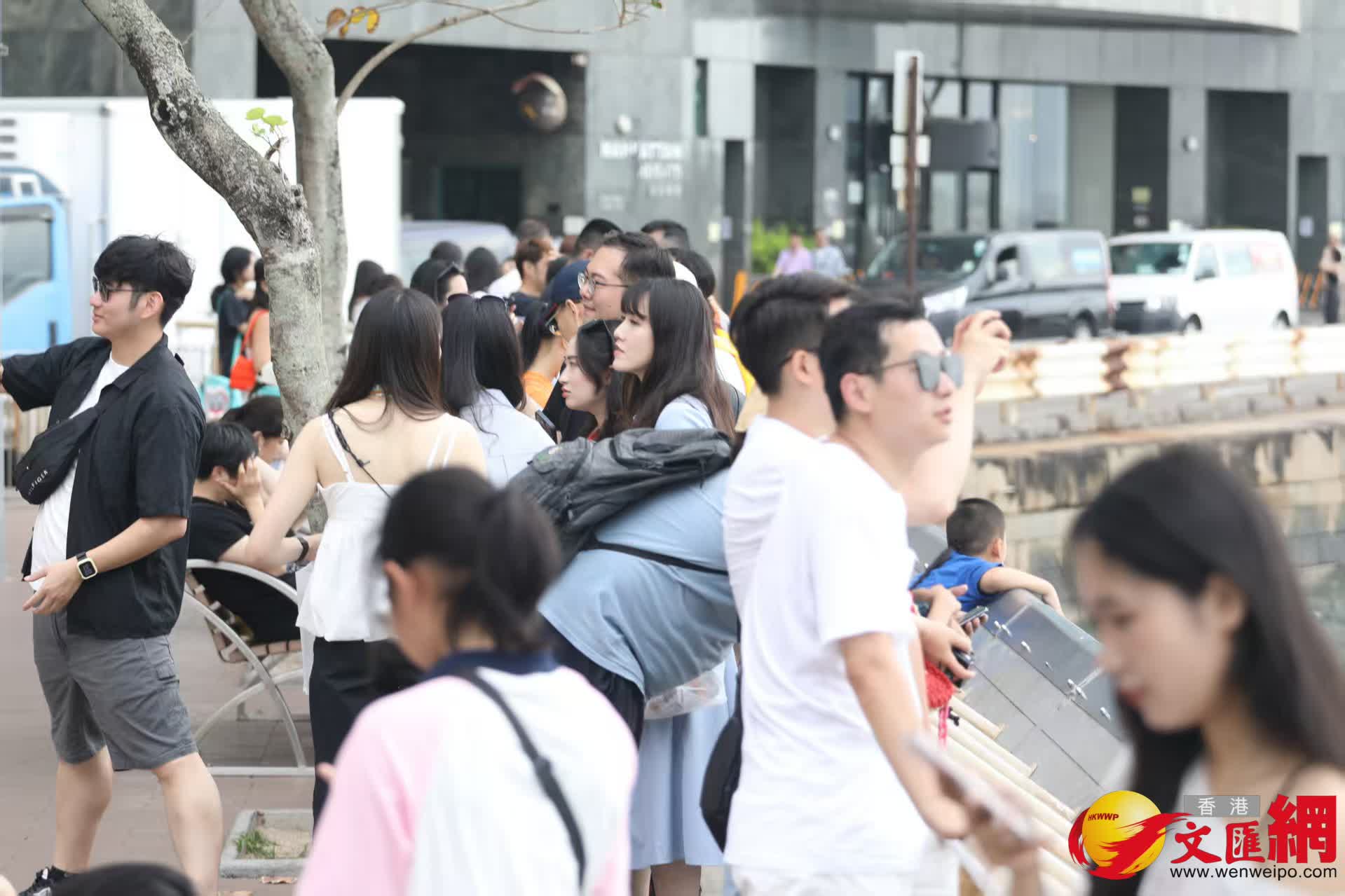 五一黃金周堅尼地城海旁旅客遊玩情況。(香港文匯報記者黃艾力 攝) 五一黃金周堅尼地城海旁旅客遊玩情況。(香港文匯報記者黃艾力 攝)