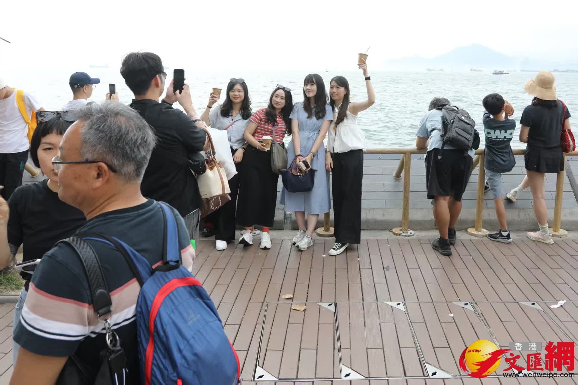 五一黃金周堅尼地城海旁旅客遊玩情況。(香港文匯報記者黃艾力 攝) 五一黃金周堅尼地城海旁旅客遊玩情況。(香港文匯報記者黃艾力 攝)