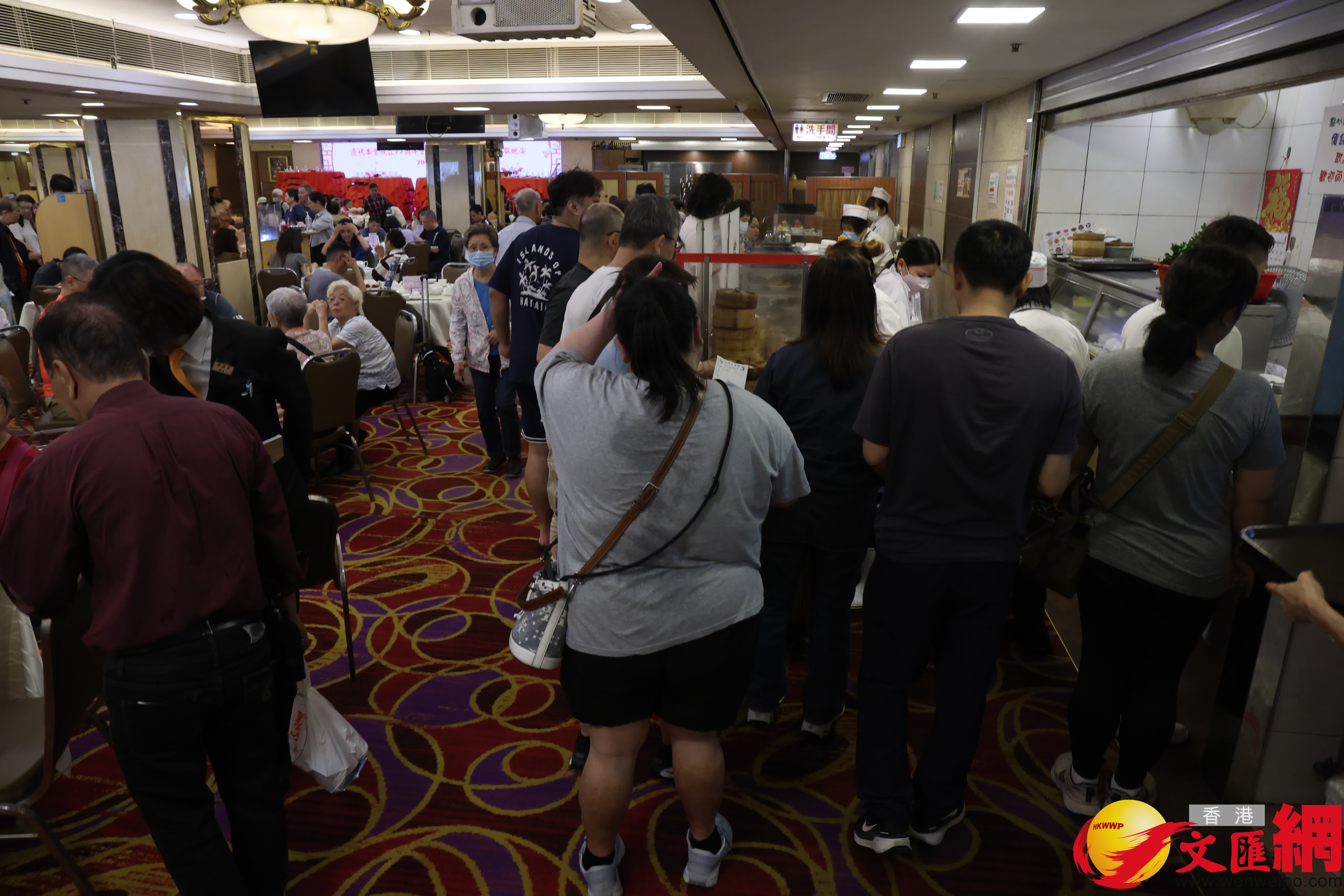 傳統酒樓座無虛設,客人紛紛體驗自取點心樂趣。(香港文匯報記者萬霜靈 攝影) 傳統酒樓座無虛設,客人紛紛體驗自取點心樂趣。(香港文匯報記者萬霜靈 攝影)