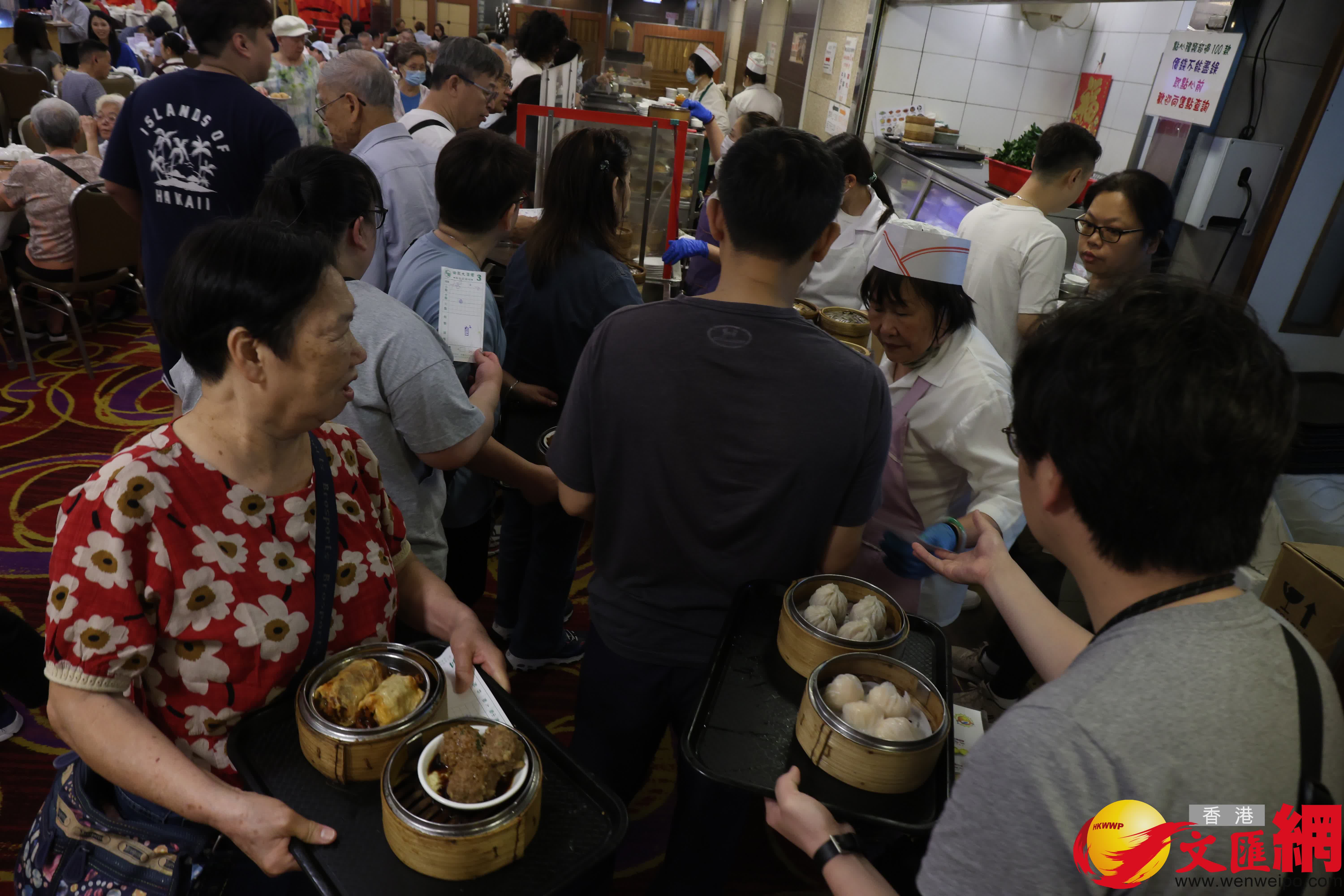 傳統酒樓座無虛設,客人紛紛體驗自取點心樂趣。(香港文匯報記者萬霜靈 攝影) 傳統酒樓座無虛設,客人紛紛體驗自取點心樂趣。(香港文匯報記者萬霜靈 攝影)