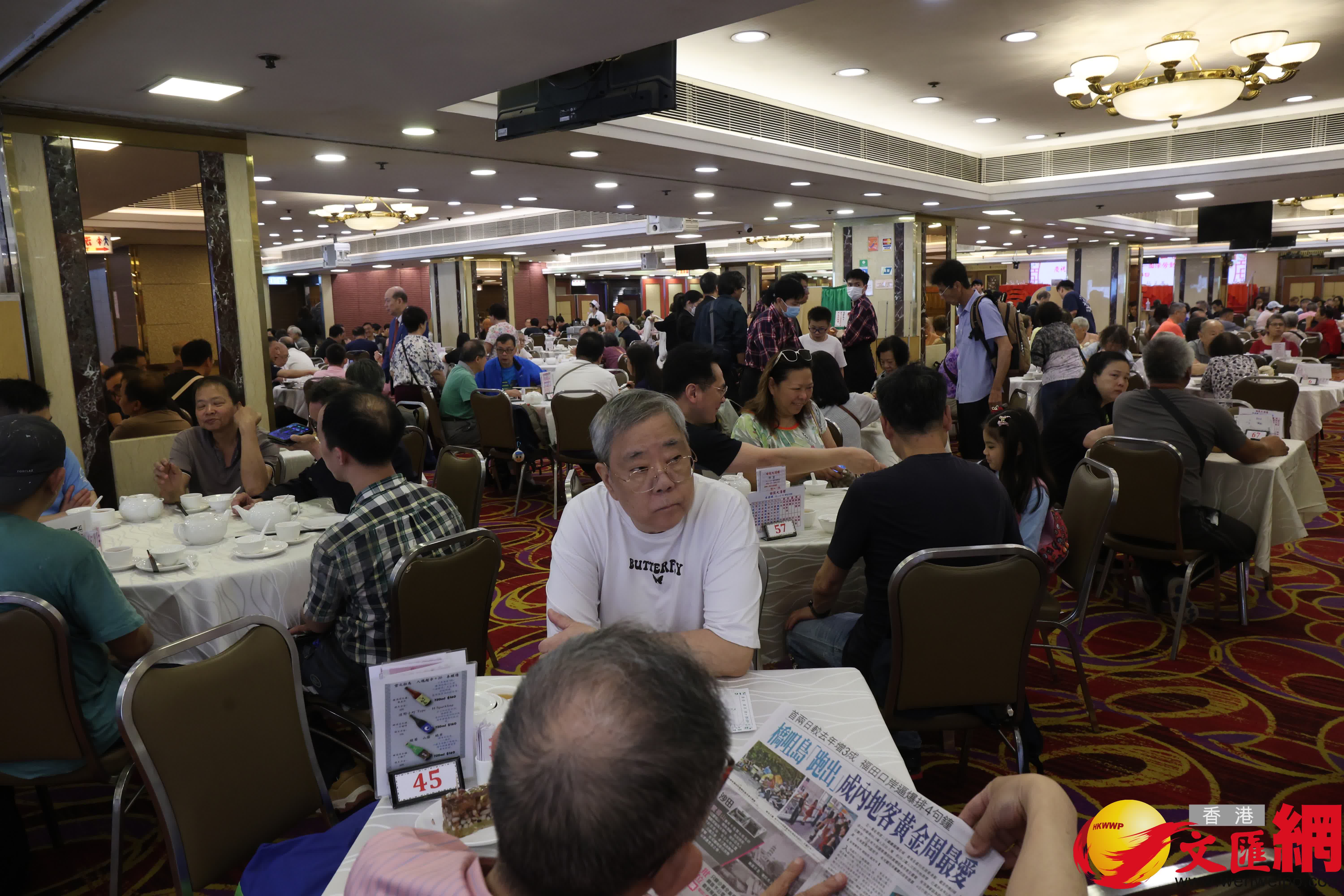 傳統酒樓座無虛設,客人紛紛體驗自取點心樂趣。(香港文匯報記者萬霜靈 攝影) 傳統酒樓座無虛設,客人紛紛體驗自取點心樂趣。(香港文匯報記者萬霜靈 攝影)