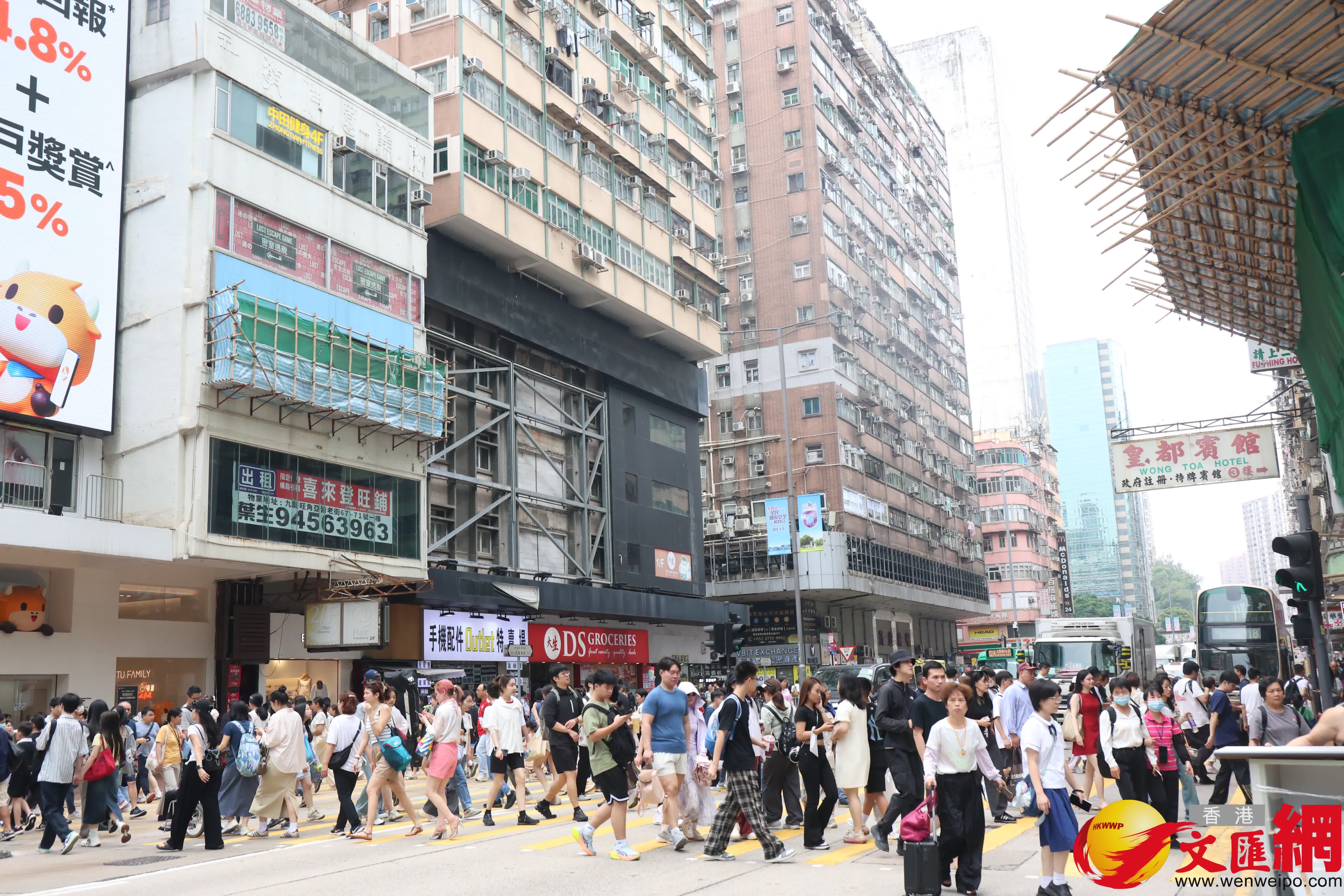 五一黃金周第三天旺角網紅景點由旺角道天橋延伸至整條天橋。(香港文匯報記者萬霜靈 攝影) 五一黃金周第三天旺角網紅景點由旺角道天橋延伸至整條天橋。(香港文匯報記者萬霜靈 攝影)