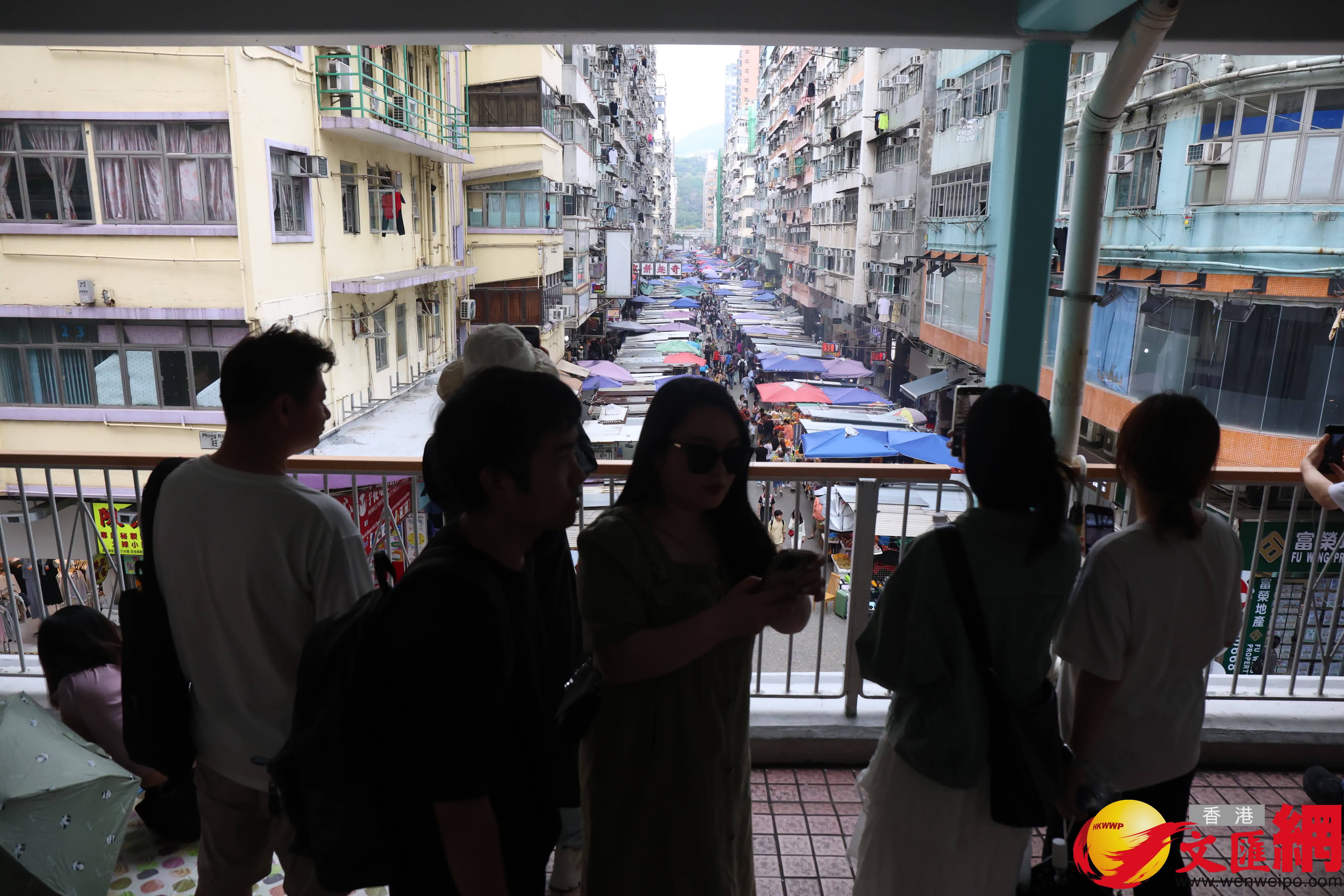 五一黃金周第三天旺角網紅景點由旺角道天橋延伸至整條天橋。(香港文匯報記者萬霜靈 攝影) 五一黃金周第三天旺角網紅景點由旺角道天橋延伸至整條天橋。(香港文匯報記者萬霜靈 攝影)