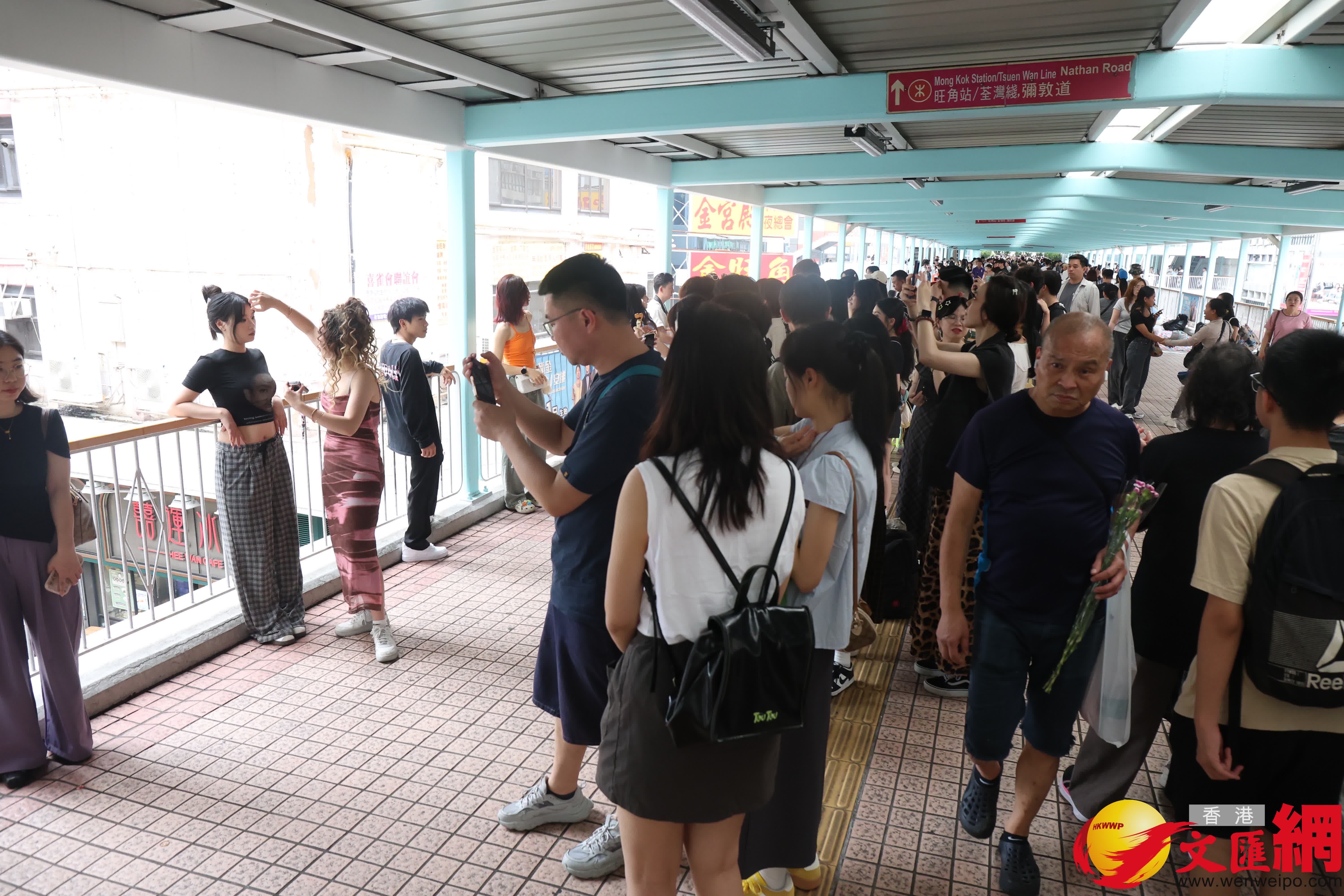 五一黃金周第三天旺角網紅景點由旺角道天橋延伸至整條天橋。(香港文匯報記者萬霜靈 攝影) 五一黃金周第三天旺角網紅景點由旺角道天橋延伸至整條天橋。(香港文匯報記者萬霜靈 攝影)