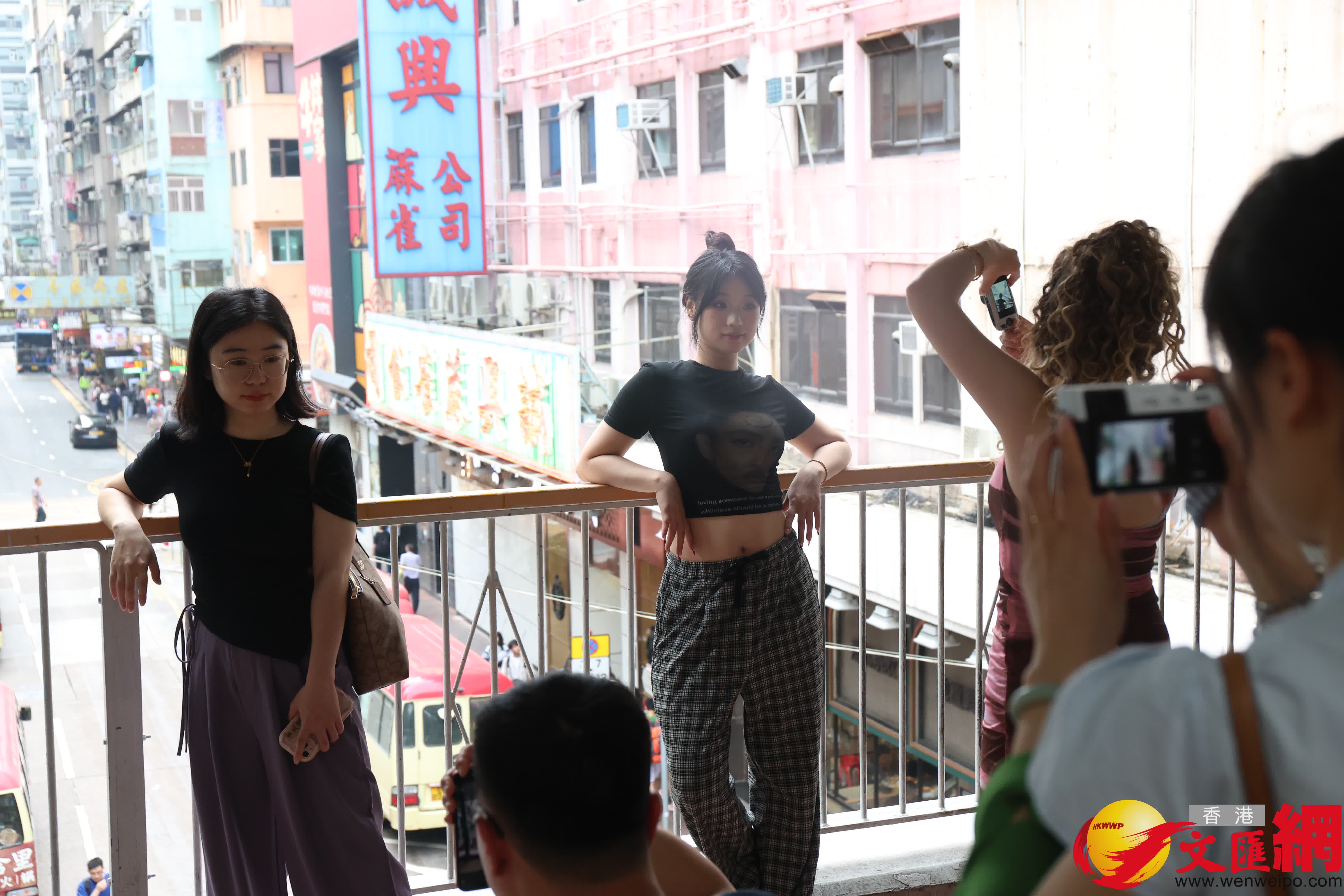 五一黃金周第三天旺角網紅景點由旺角道天橋延伸至整條天橋。(香港文匯報記者萬霜靈 攝影) 五一黃金周第三天旺角網紅景點由旺角道天橋延伸至整條天橋。(香港文匯報記者萬霜靈 攝影)