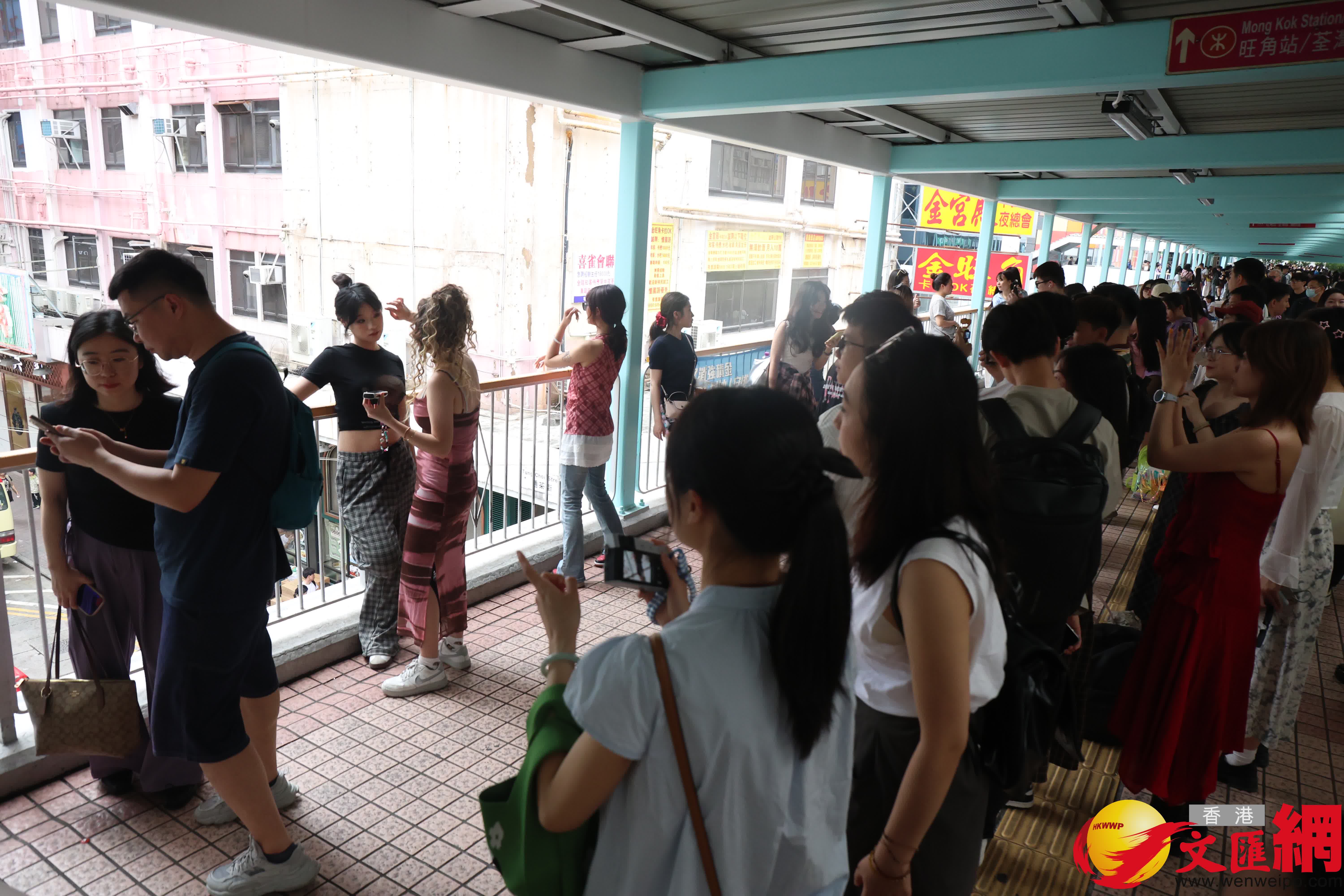 五一黃金周第三天旺角網紅景點由旺角道天橋延伸至整條天橋。(香港文匯報記者萬霜靈 攝影) 五一黃金周第三天旺角網紅景點由旺角道天橋延伸至整條天橋。(香港文匯報記者萬霜靈 攝影)
