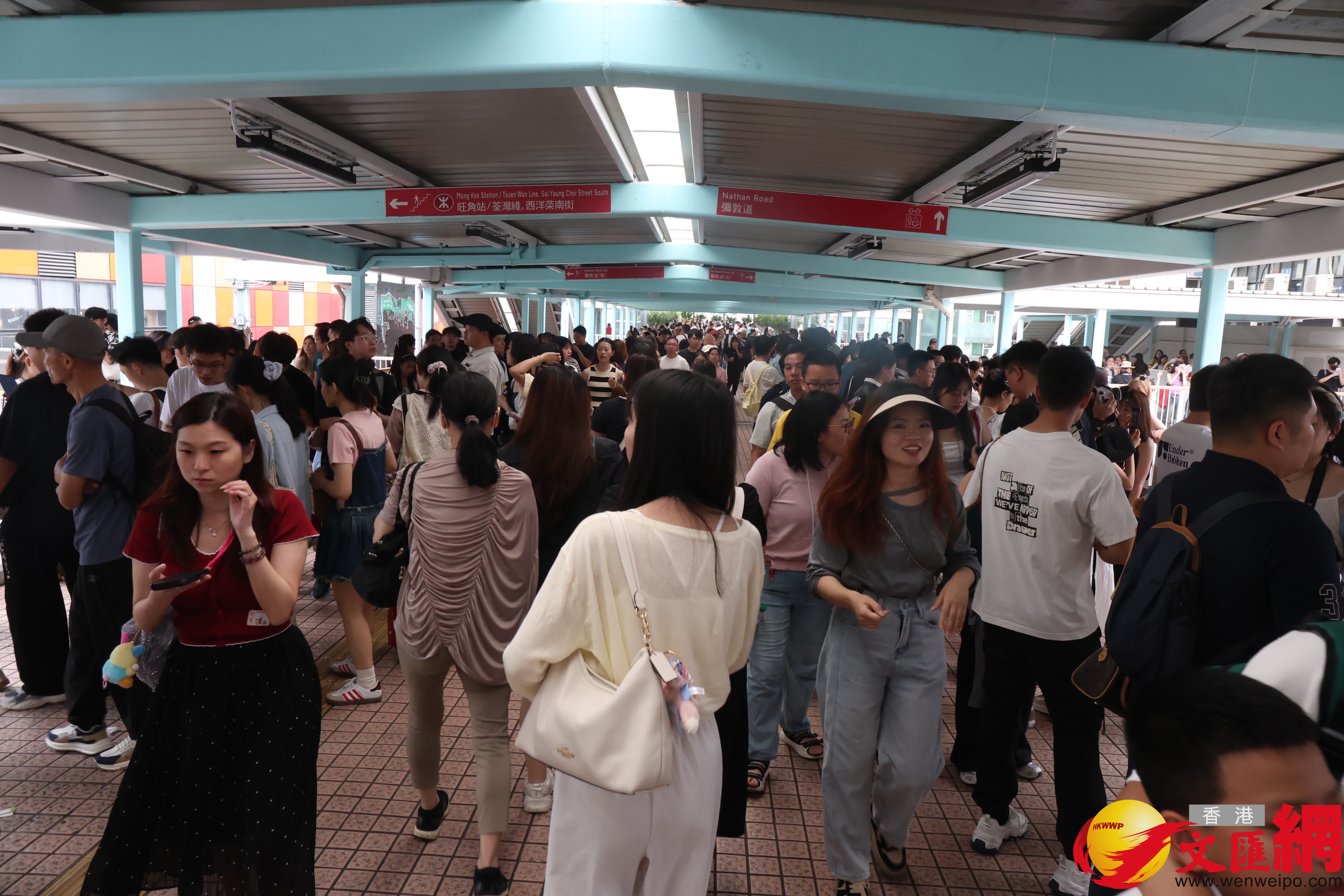 五一黃金周第三天旺角網紅景點由旺角道天橋延伸至整條天橋。(香港文匯報記者萬霜靈 攝影) 五一黃金周第三天旺角網紅景點由旺角道天橋延伸至整條天橋。(香港文匯報記者萬霜靈 攝影)