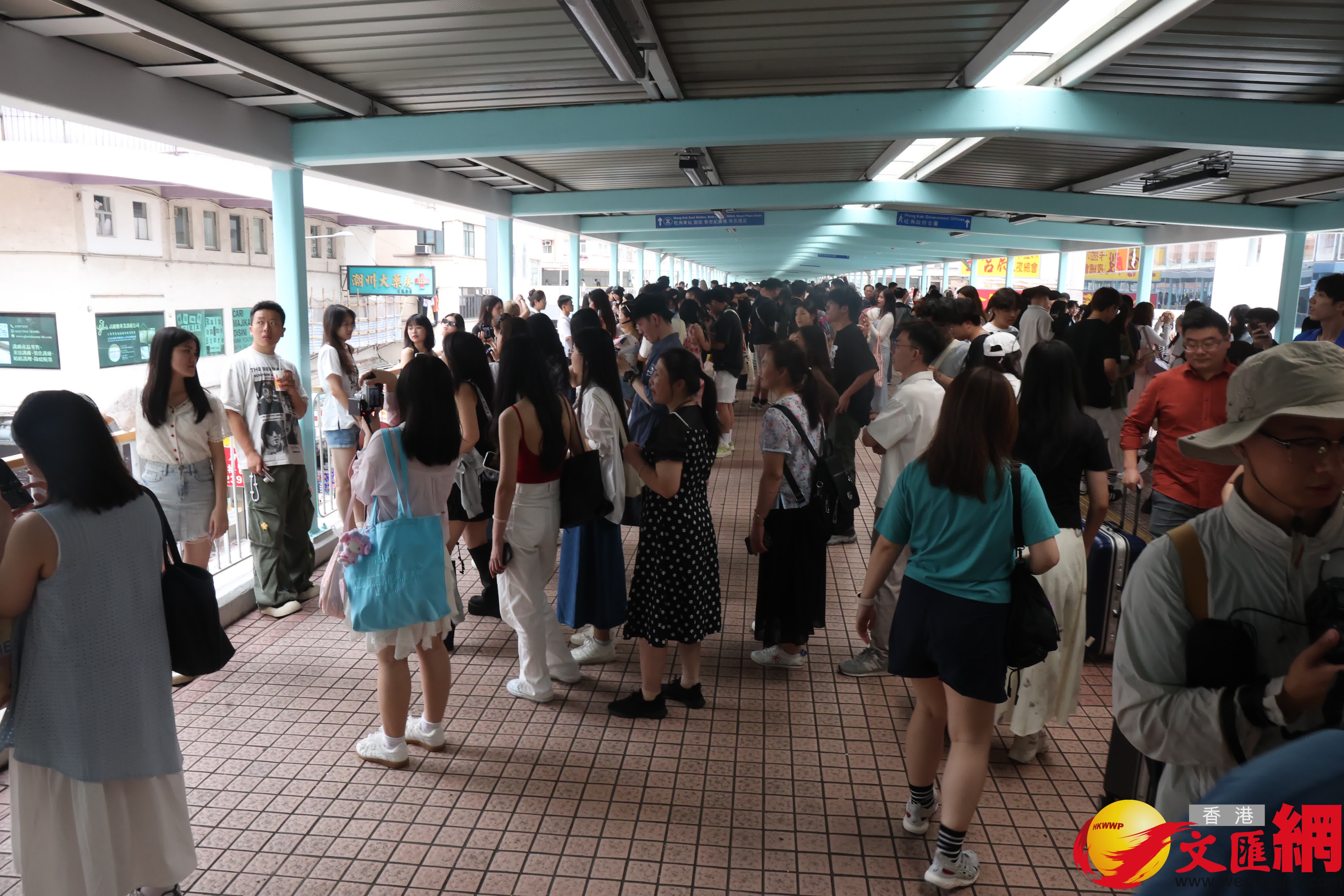 五一黃金周第三天旺角網紅景點由旺角道天橋延伸至整條天橋。(香港文匯報記者萬霜靈 攝影) 五一黃金周第三天旺角網紅景點由旺角道天橋延伸至整條天橋。(香港文匯報記者萬霜靈 攝影)