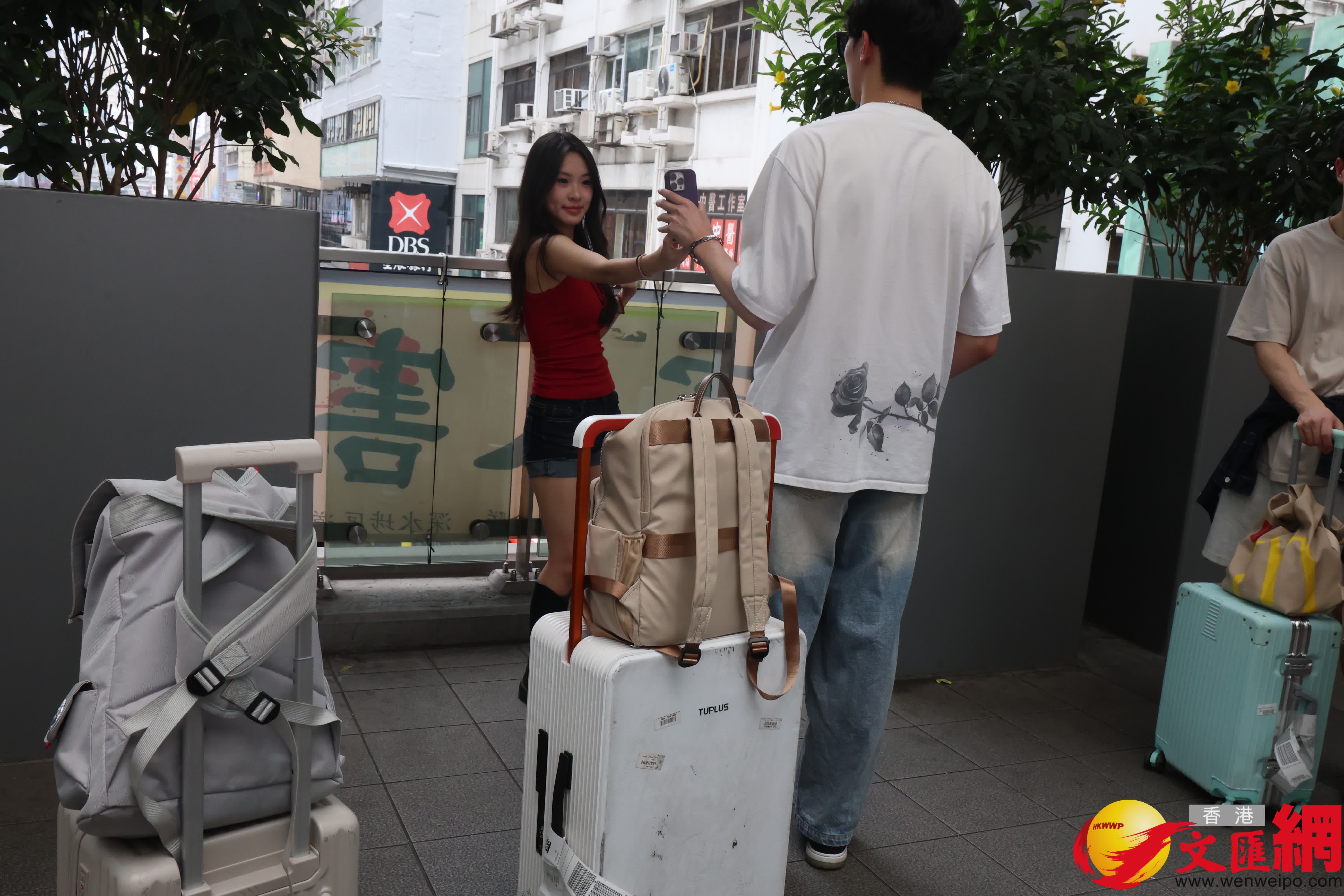 五一黃金周第三天旺角網紅景點由旺角道天橋延伸至整條天橋。(香港文匯報記者萬霜靈 攝影) 五一黃金周第三天旺角網紅景點由旺角道天橋延伸至整條天橋。(香港文匯報記者萬霜靈 攝影)