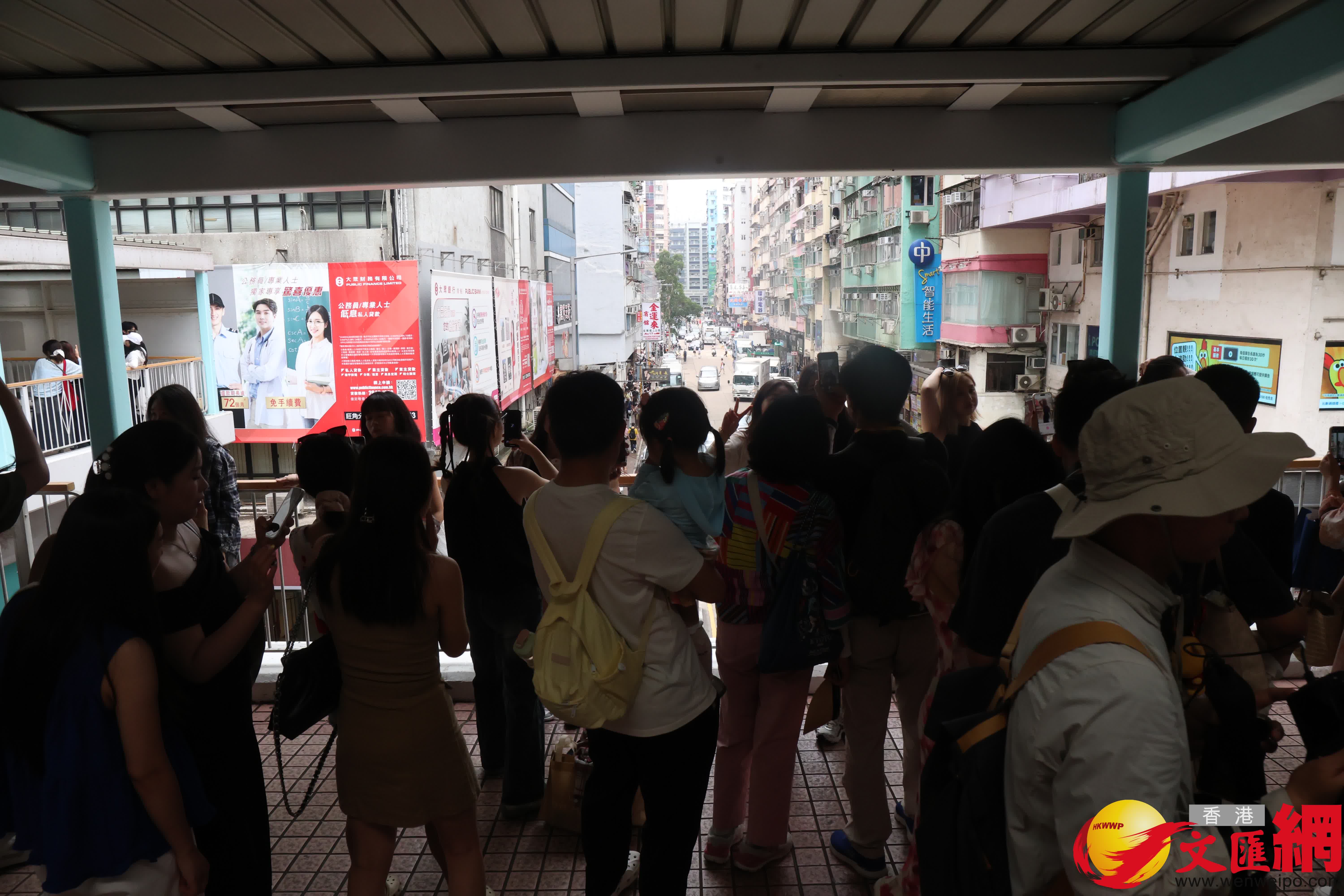 五一黃金周第三天旺角網紅景點由旺角道天橋延伸至整條天橋。(香港文匯報記者萬霜靈 攝影) 五一黃金周第三天旺角網紅景點由旺角道天橋延伸至整條天橋。(香港文匯報記者萬霜靈 攝影)