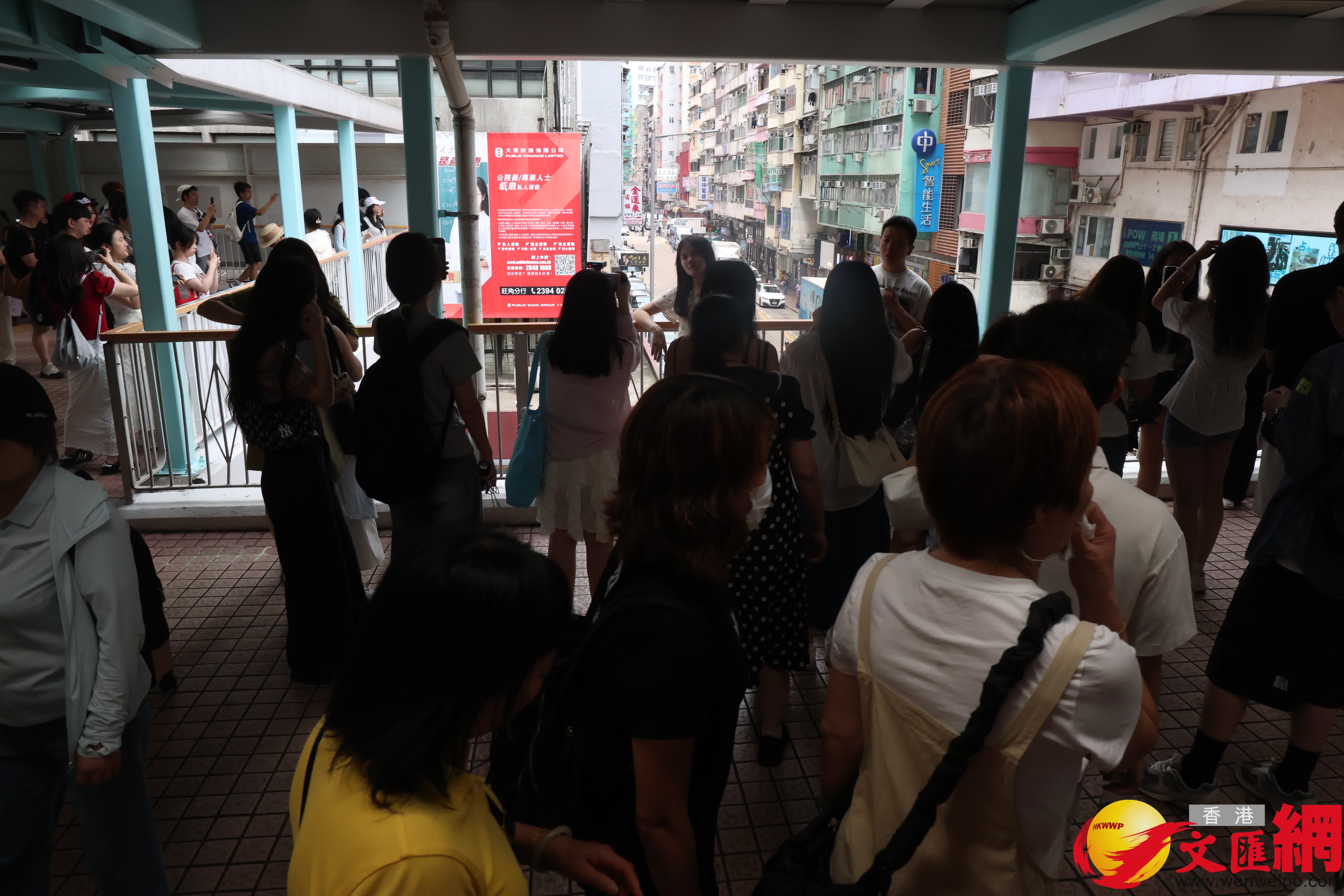 五一黃金周第三天旺角網紅景點由旺角道天橋延伸至整條天橋。(香港文匯報記者萬霜靈 攝影) 五一黃金周第三天旺角網紅景點由旺角道天橋延伸至整條天橋。(香港文匯報記者萬霜靈 攝影)