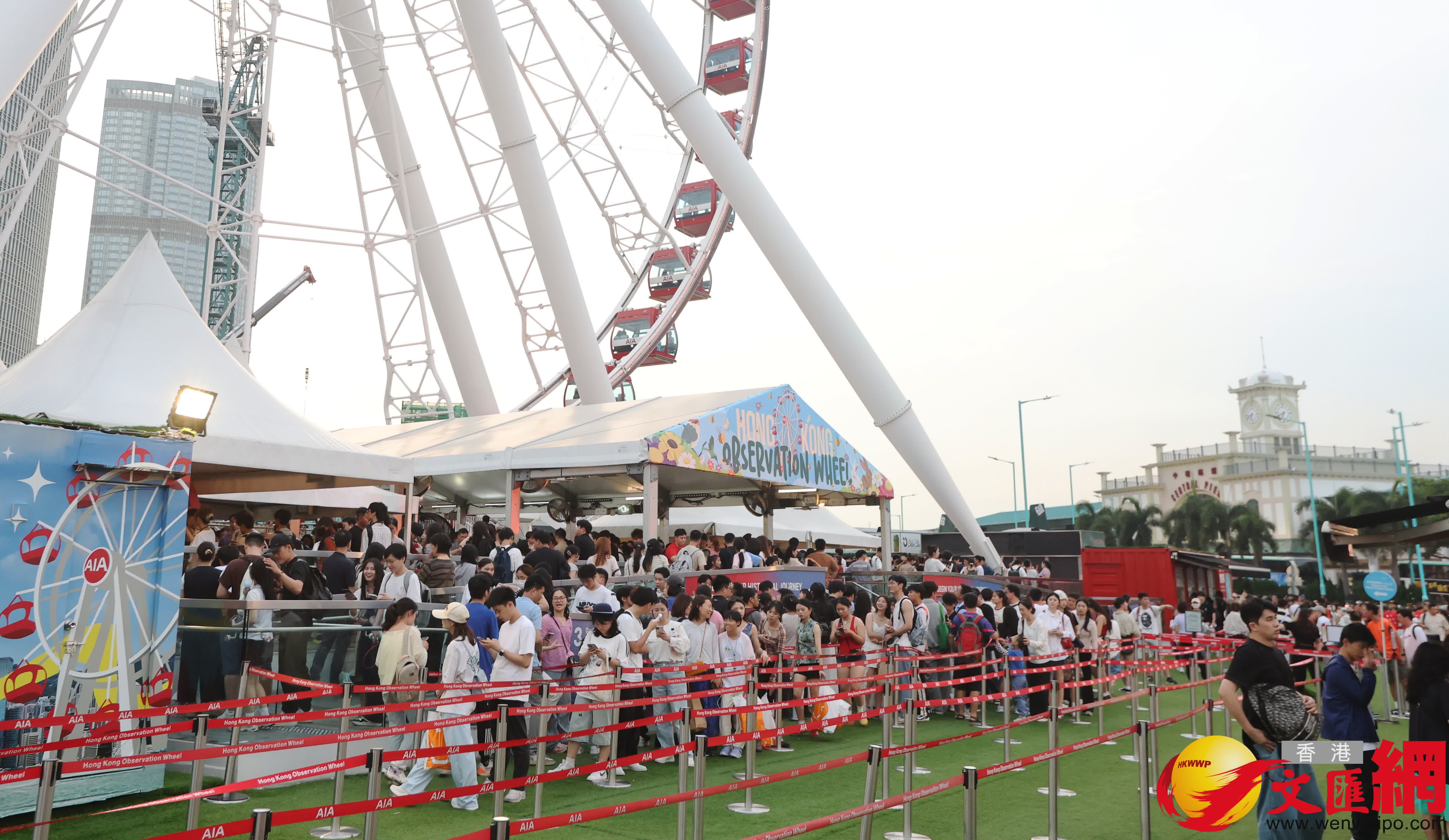 五一黃金周,中區吸引大批旅客旅遊打卡。(香港文匯報記者曾興偉 攝) 五一黃金周,中區吸引大批旅客旅遊打卡。(香港文匯報記者曾興偉 攝)