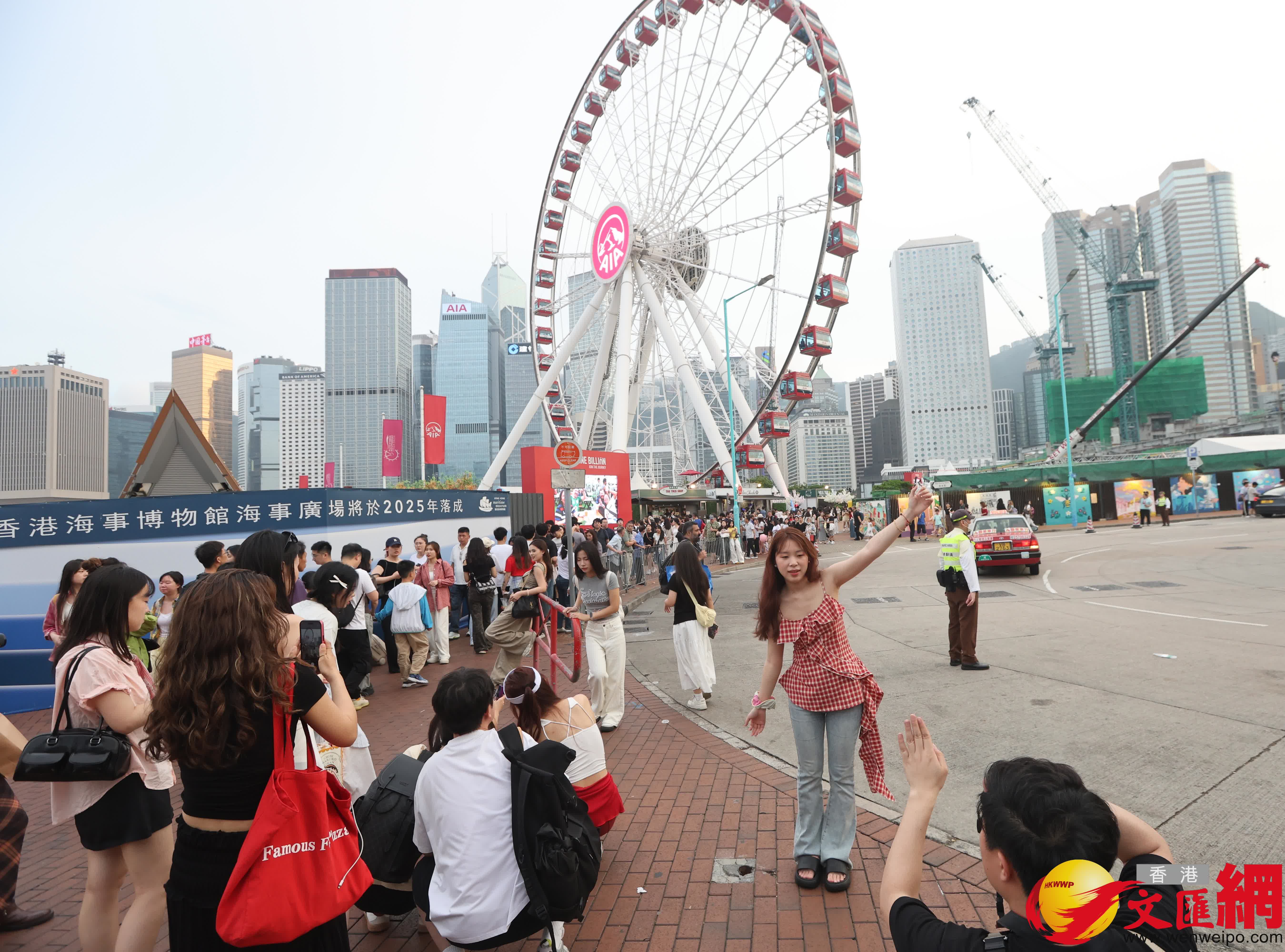 五一黃金周,中區吸引大批旅客旅遊打卡。(香港文匯報記者曾興偉 攝) 五一黃金周,中區吸引大批旅客旅遊打卡。(香港文匯報記者曾興偉 攝)