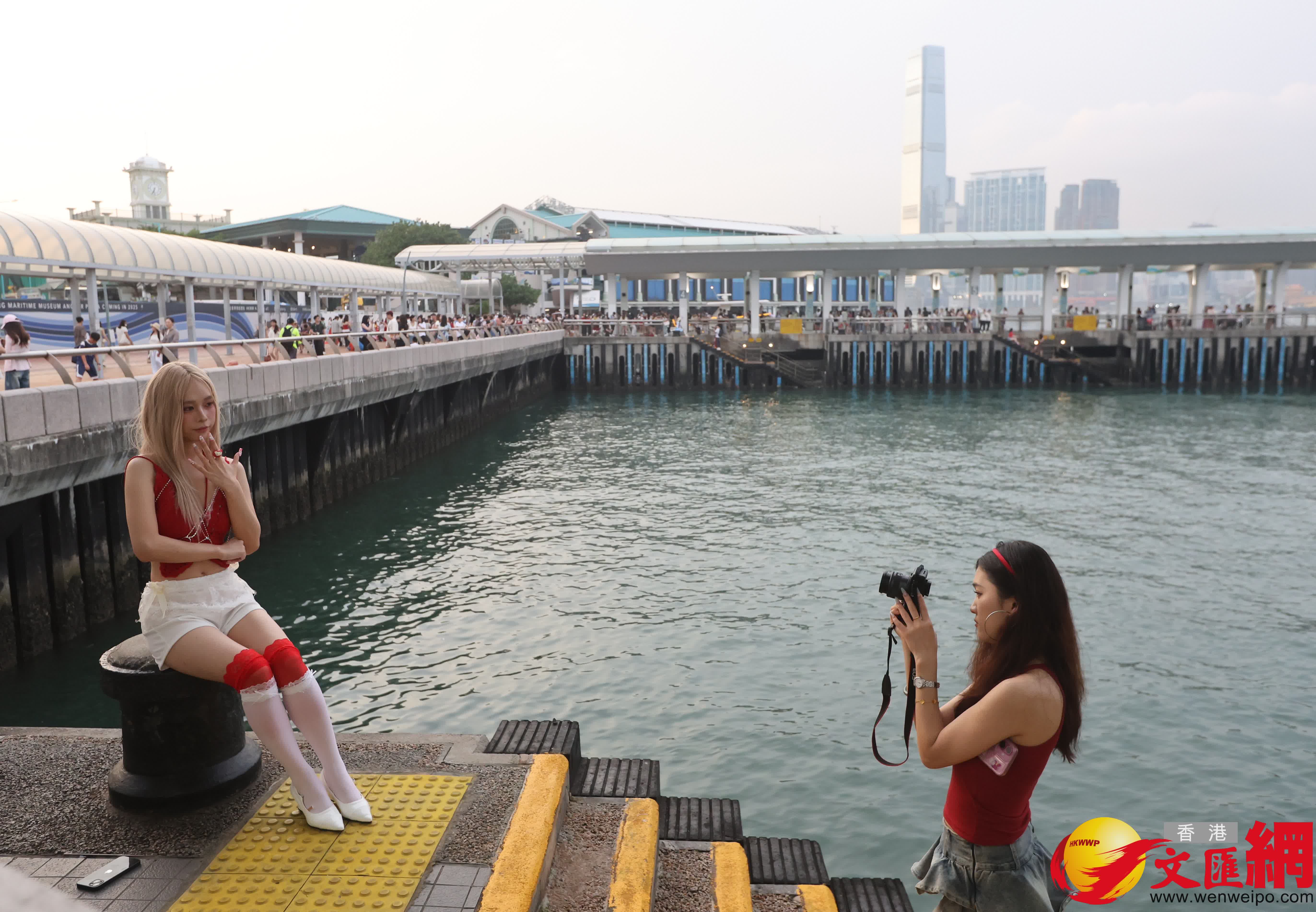 五一黃金周,中區吸引大批旅客旅遊打卡。(香港文匯報記者曾興偉 攝) 五一黃金周,中區吸引大批旅客旅遊打卡。(香港文匯報記者曾興偉 攝)